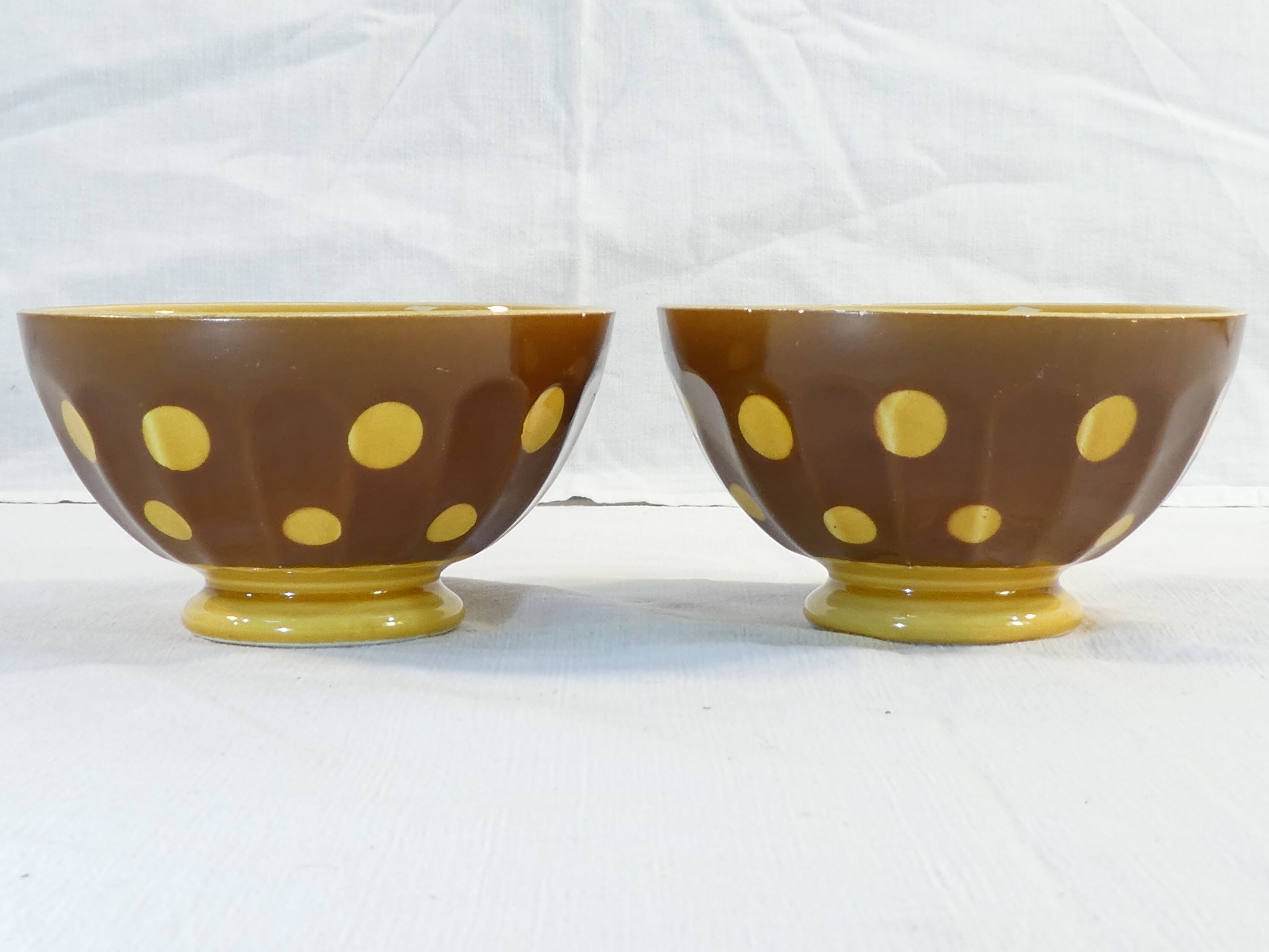 Paire de bols en faience de Sarreguemines marron pois jaune