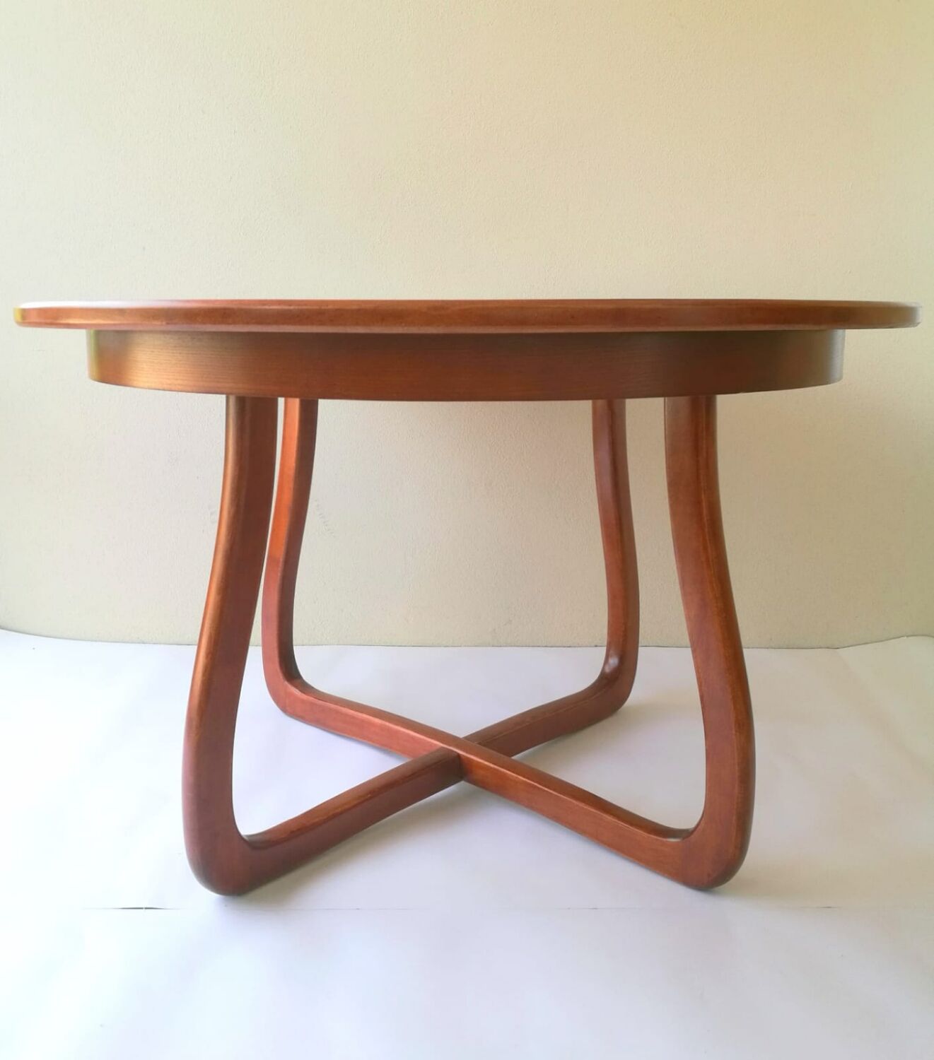 Scandinavian dining room round table