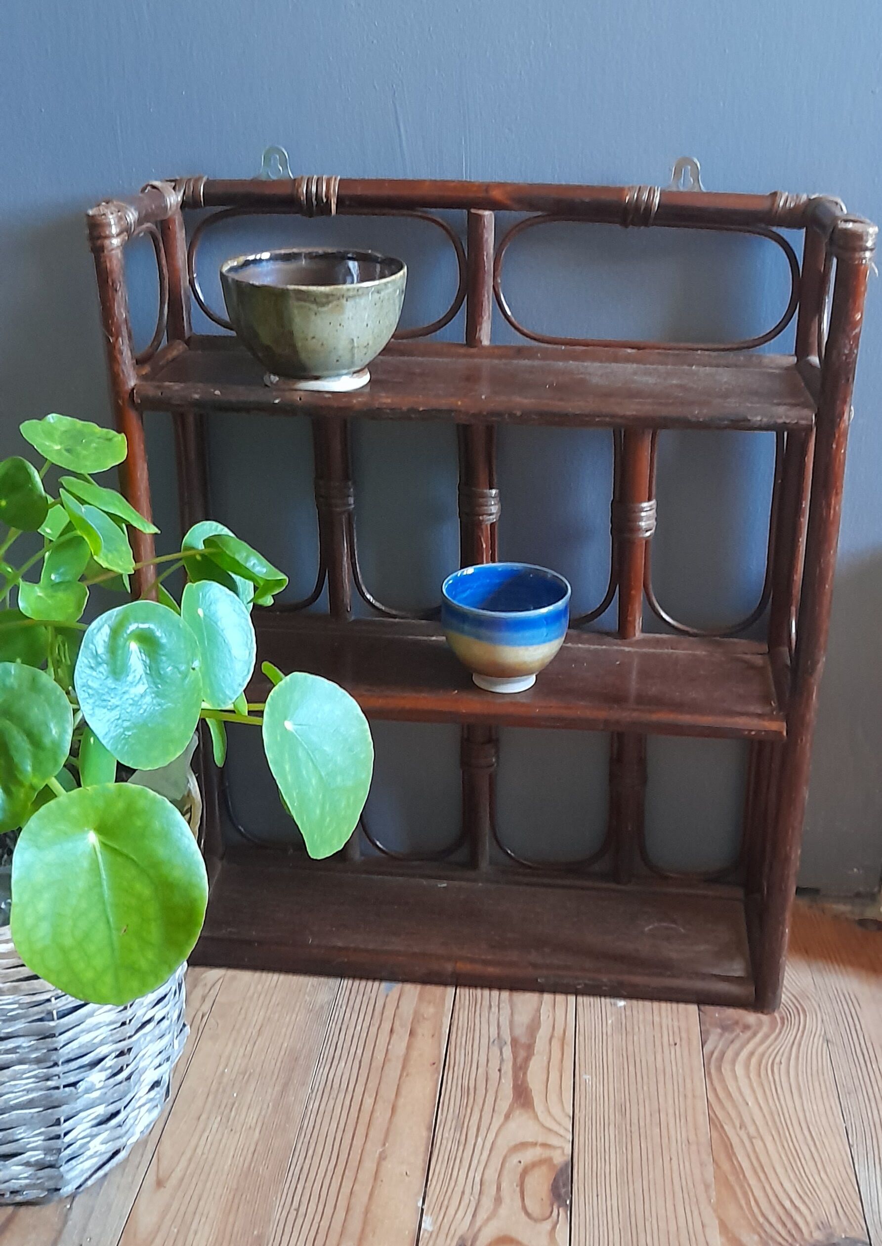 Etagère murale en bambou & rotin couleur marron, vintage 1960