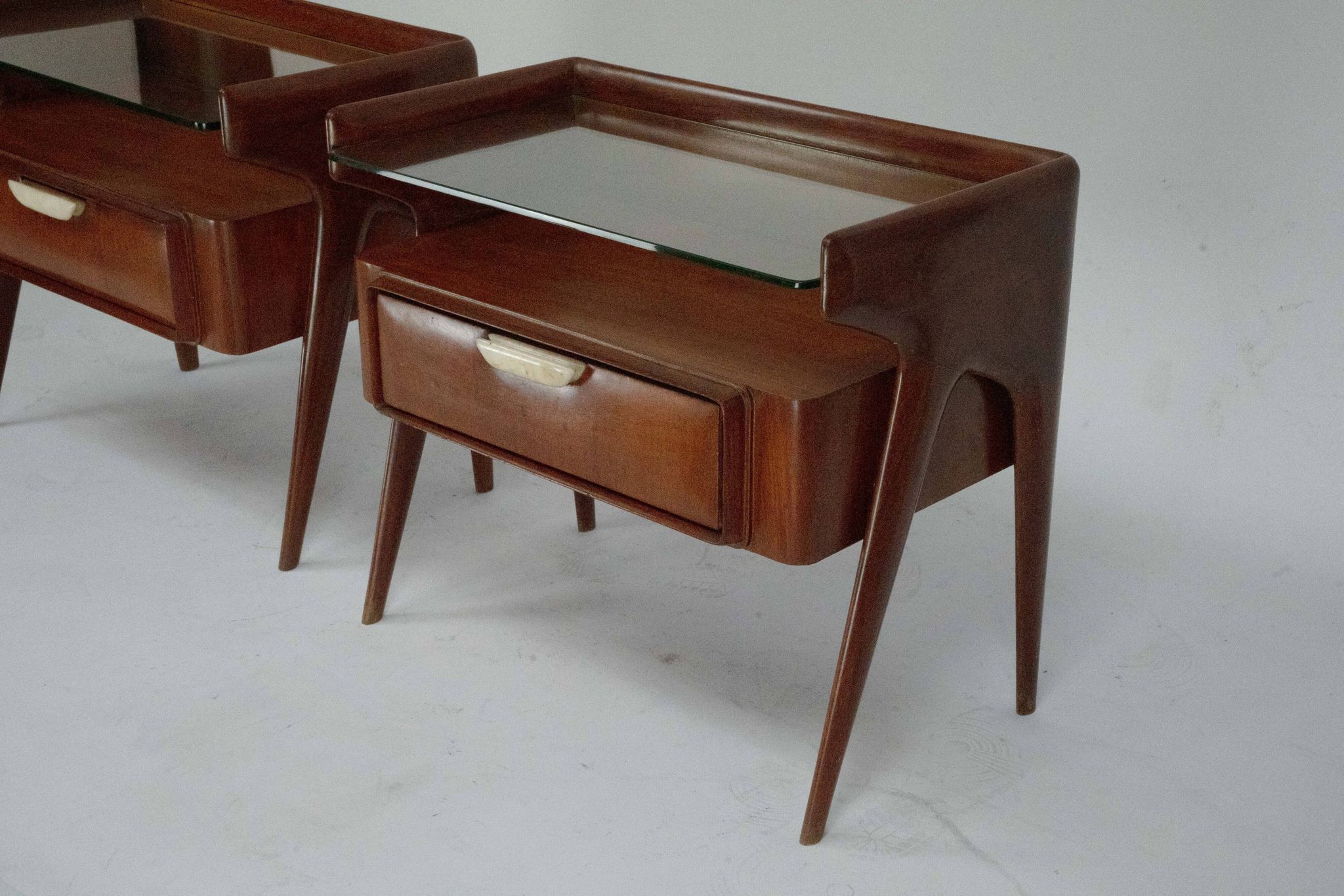 Paire de tables de chevet italiennes Mid-Century Modern, années 1950.