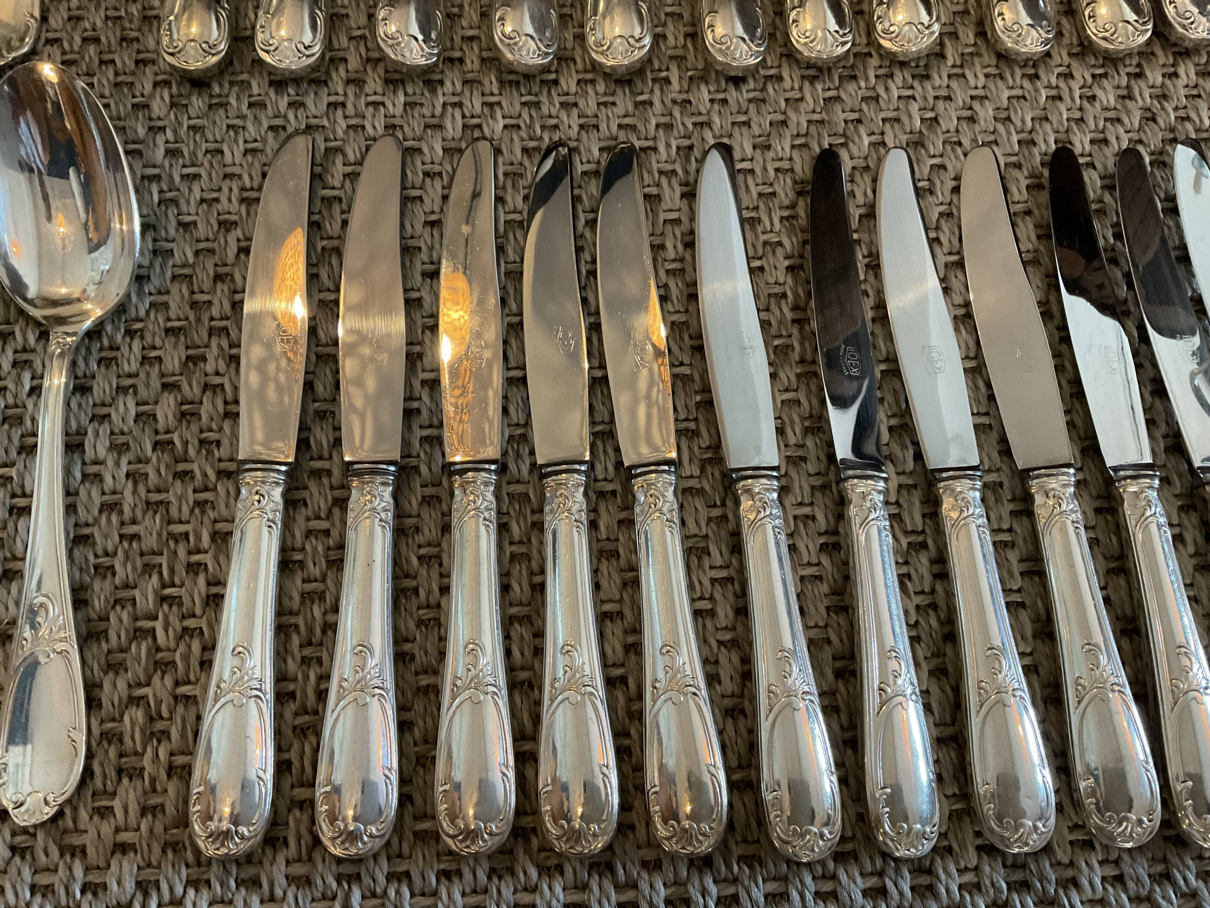 Cutlery set box on 2 levels.62 pieces.silver metal. N°4