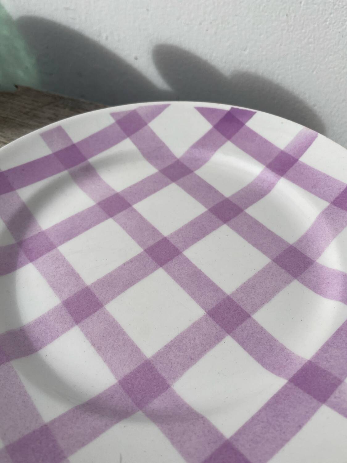 4 dinner plates, pink tablecloth, Moulin des Loups