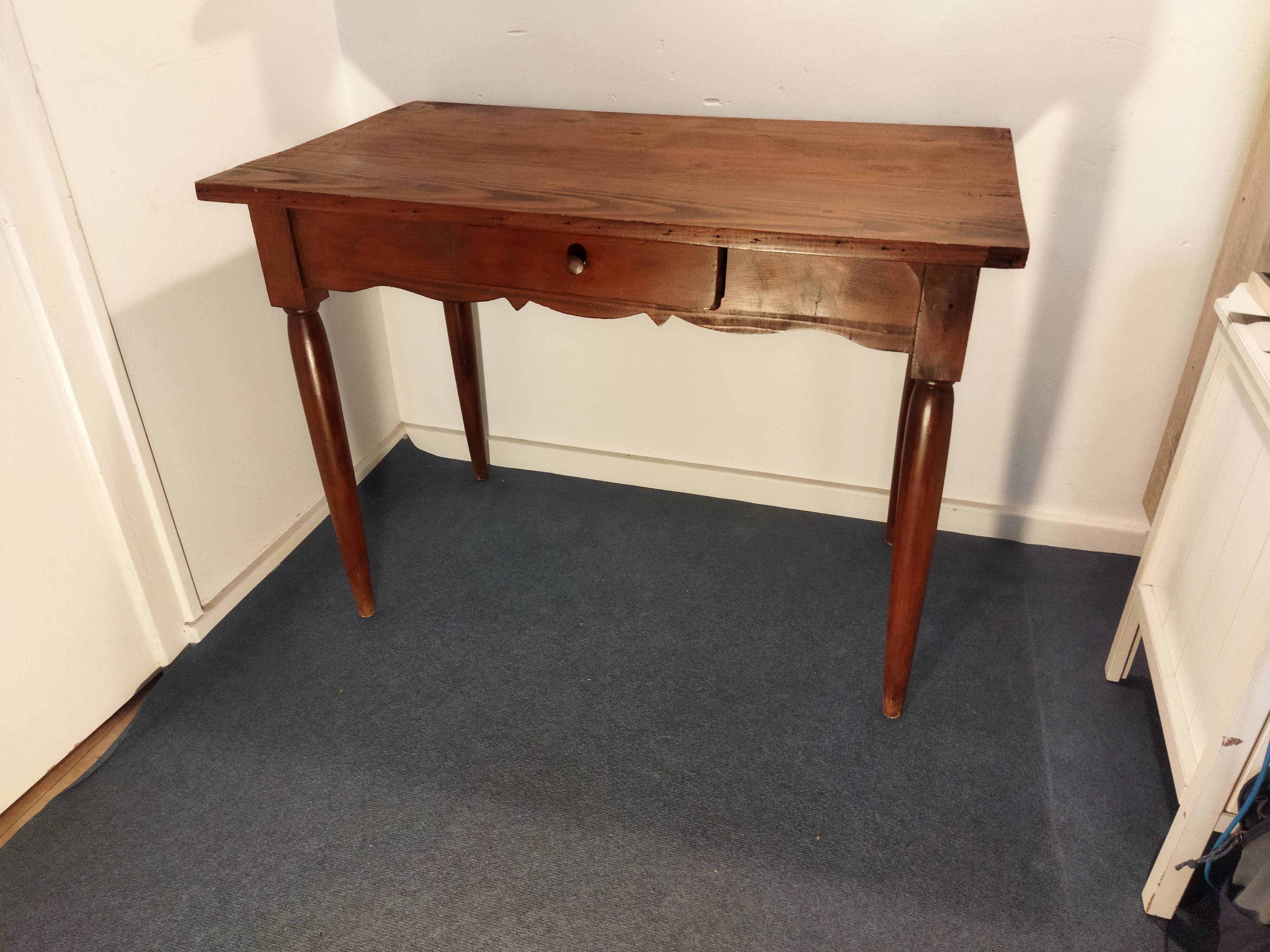 Desk feet spindles
