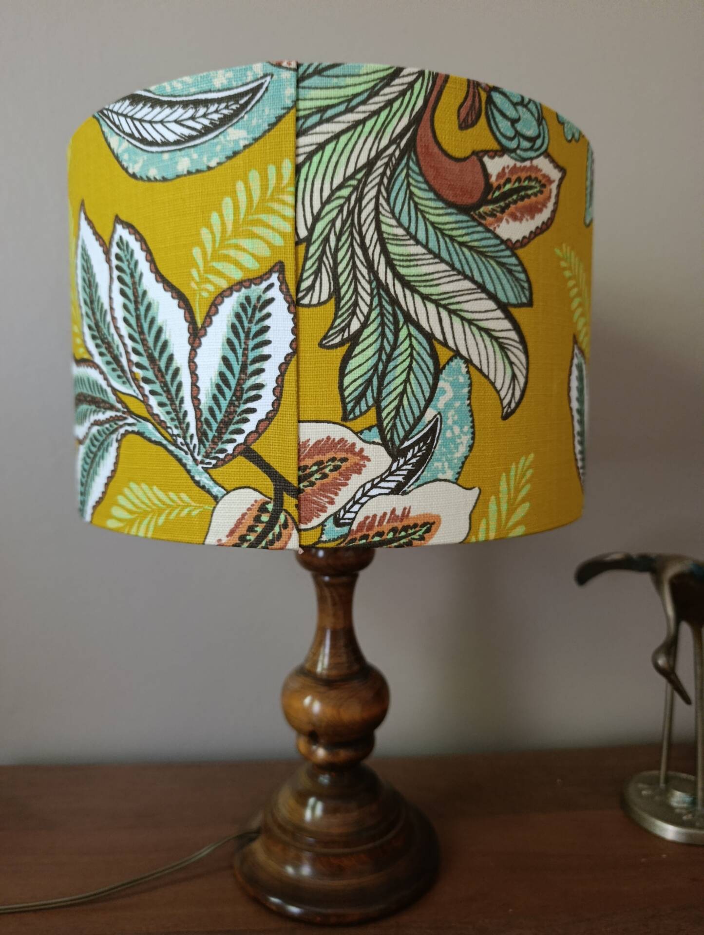 Lampe à poser bois tourné ancien | imprimé ocre végétal & botanique 