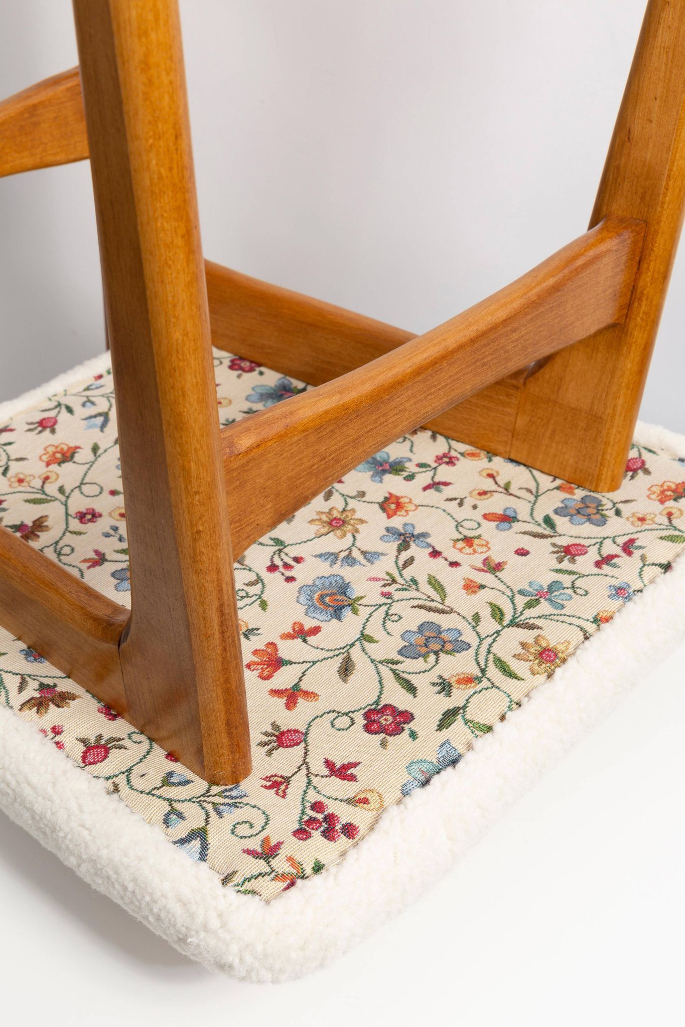 Mid-century "Butterfly" dining chair, light cream boucle, Poland, 1960s