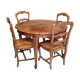 With its 6 straw chairs dining table
