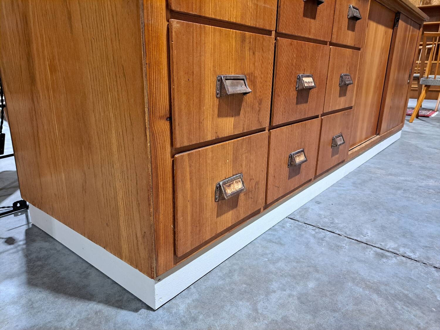 meuble de métier en bois ancien avec lame en formica