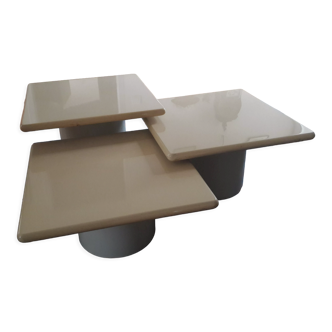 3 tables basses gigognes laquée beige, design italien pour Cidue années 70