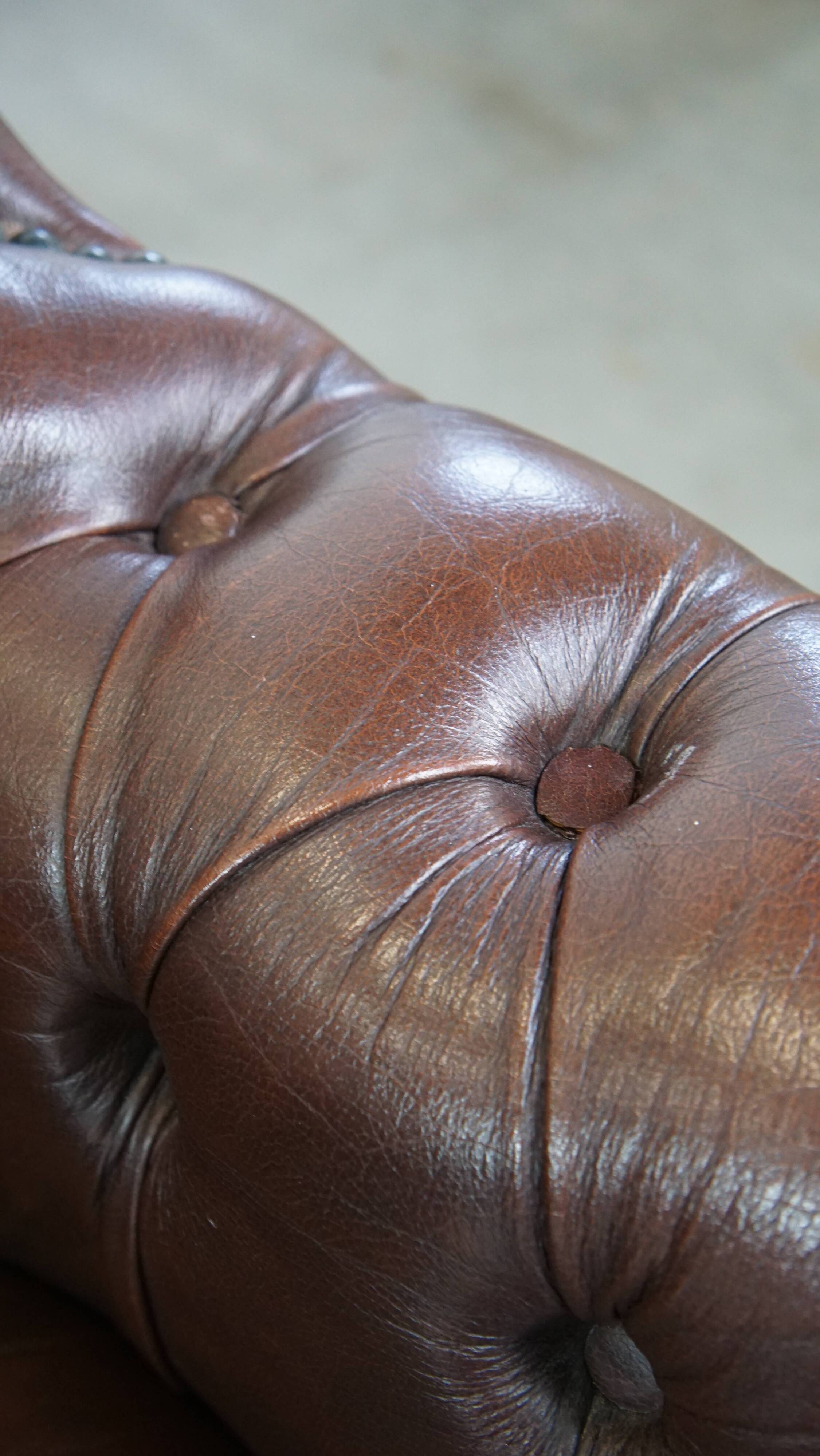 Fauteuil chesterfield anglais classique en cuir de vachette