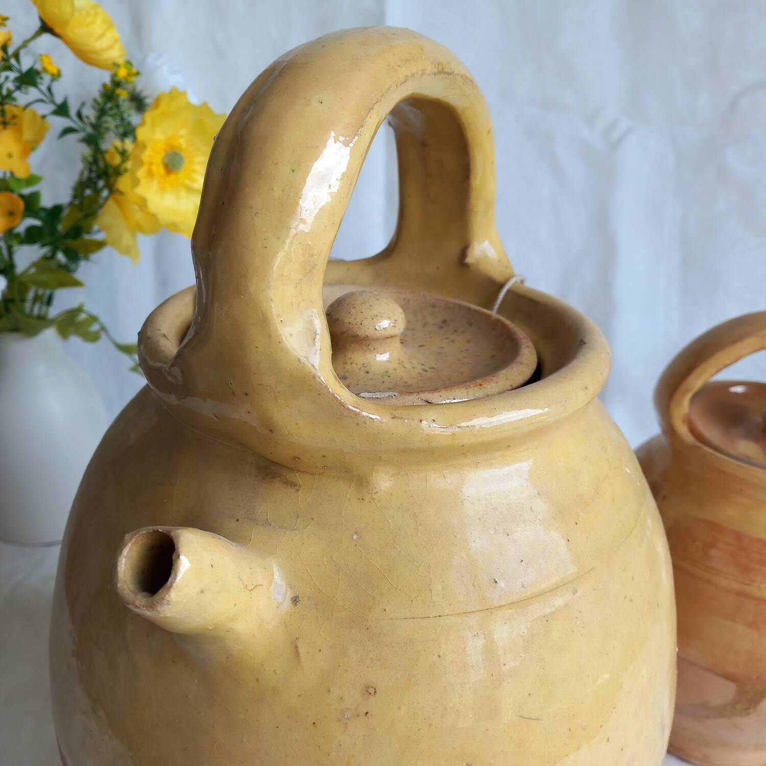 Cruche en terre cuite vernissée jaune