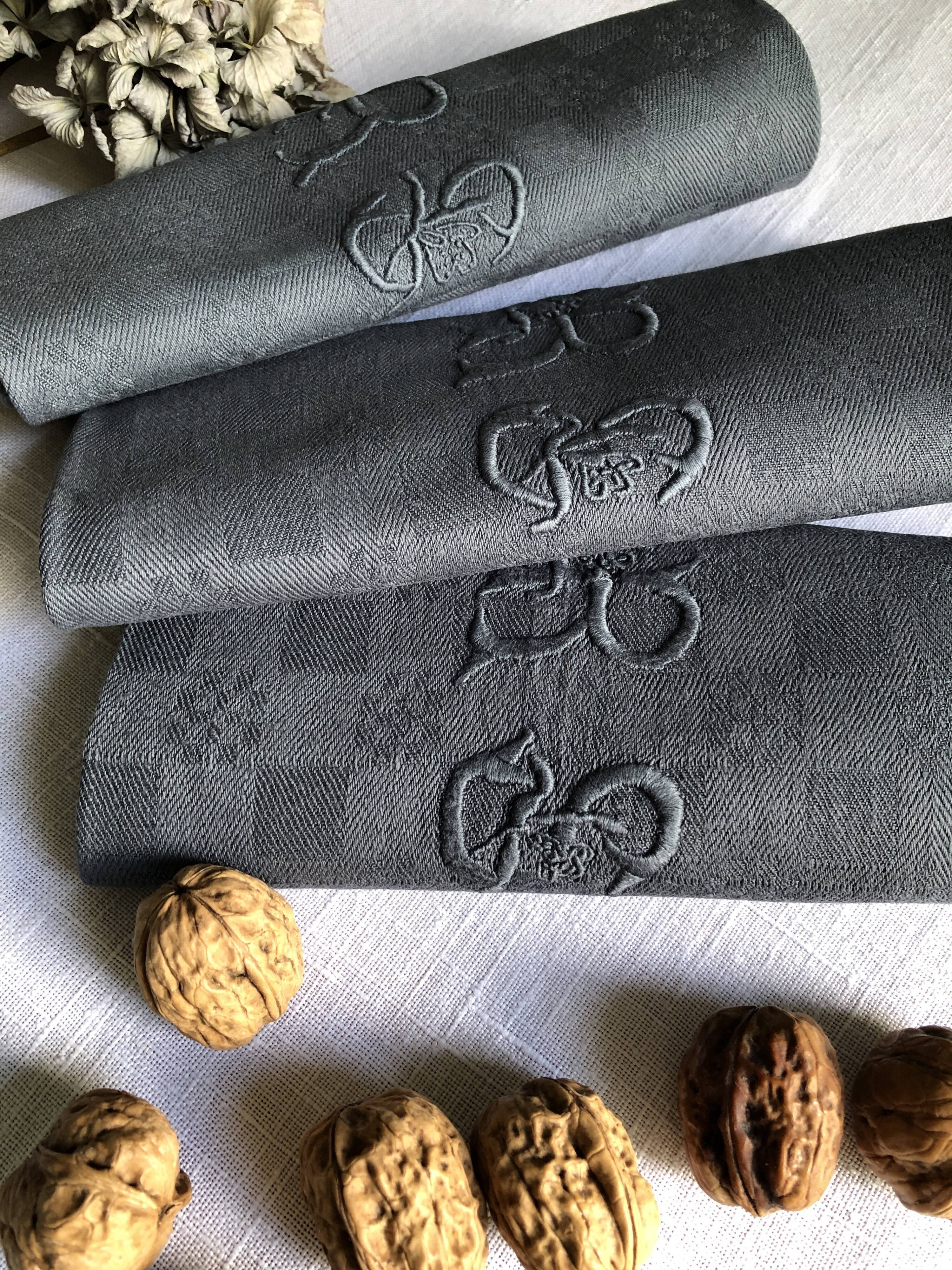 Suite of four napkins tinted in smoke grey