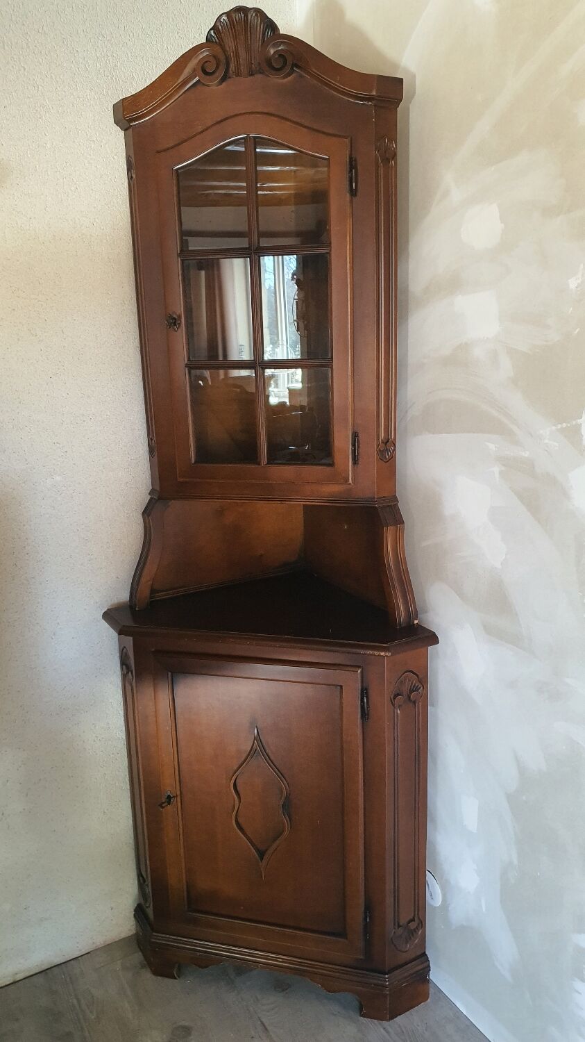 Corner unit with worn effect