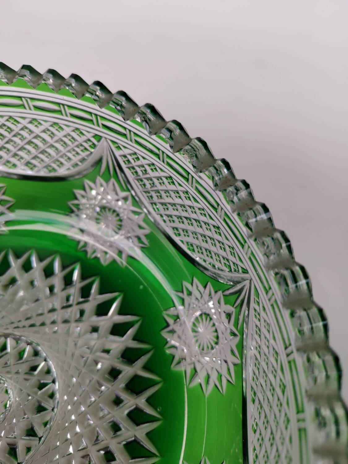 Saladier en cristal vert, première partie du XX ème siècle