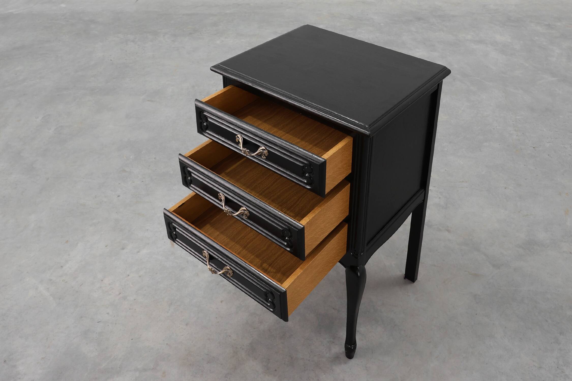 Commode de style Louis XV en chêne laqué noir, France, années 1950