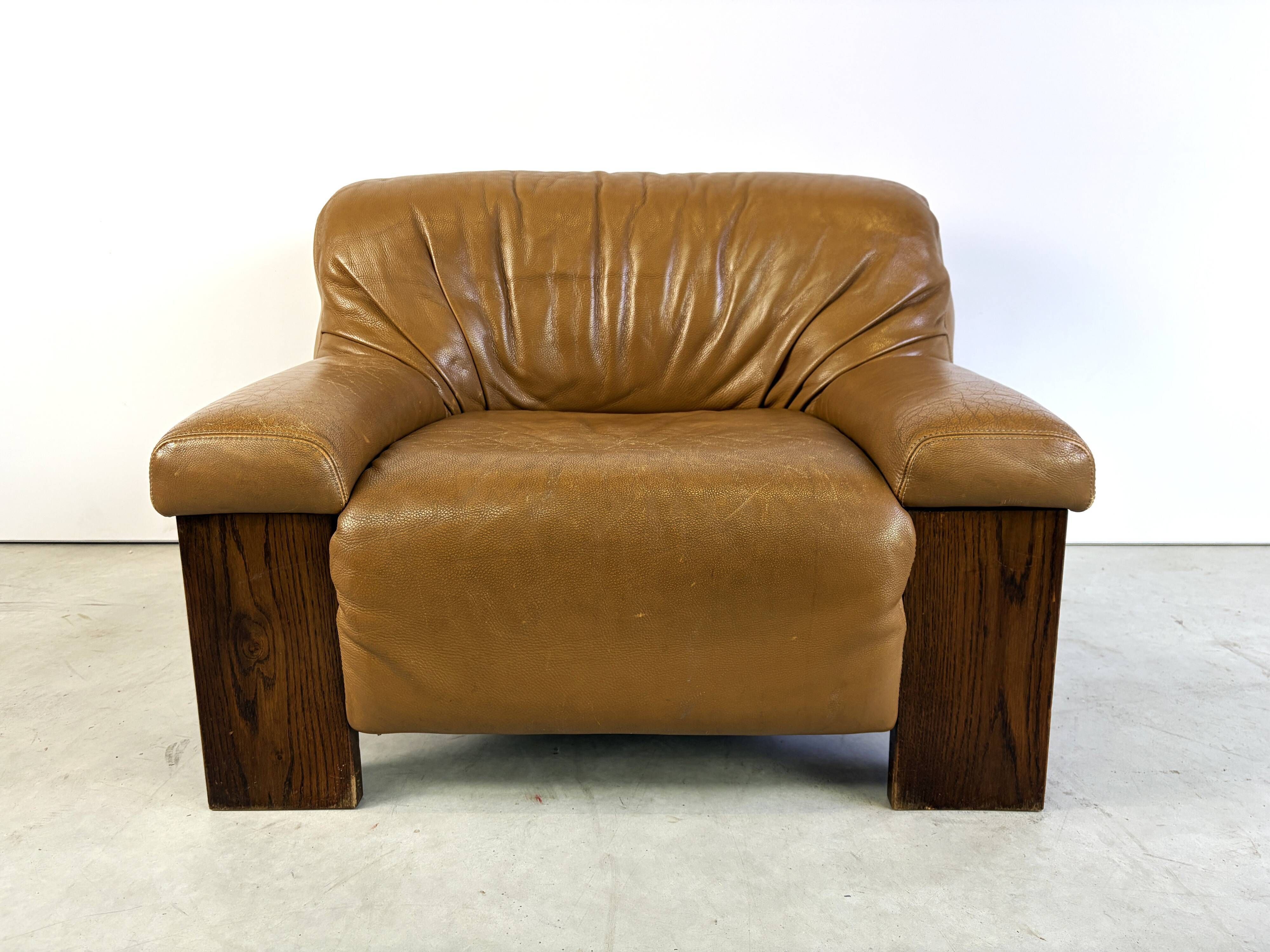 Fauteuil en cuir brutaliste, années 1960