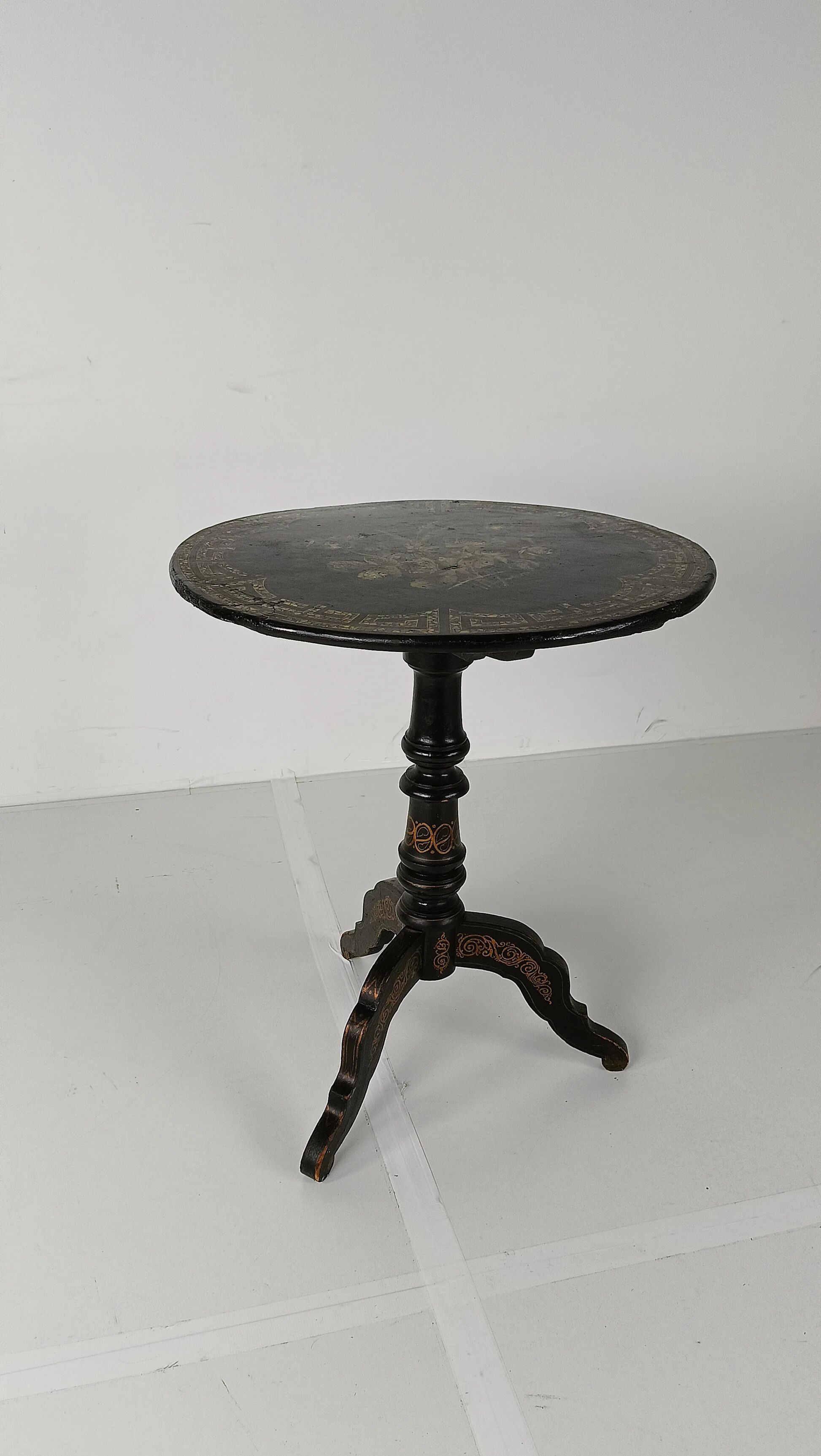 Astonishing Napoleon III tip-top table