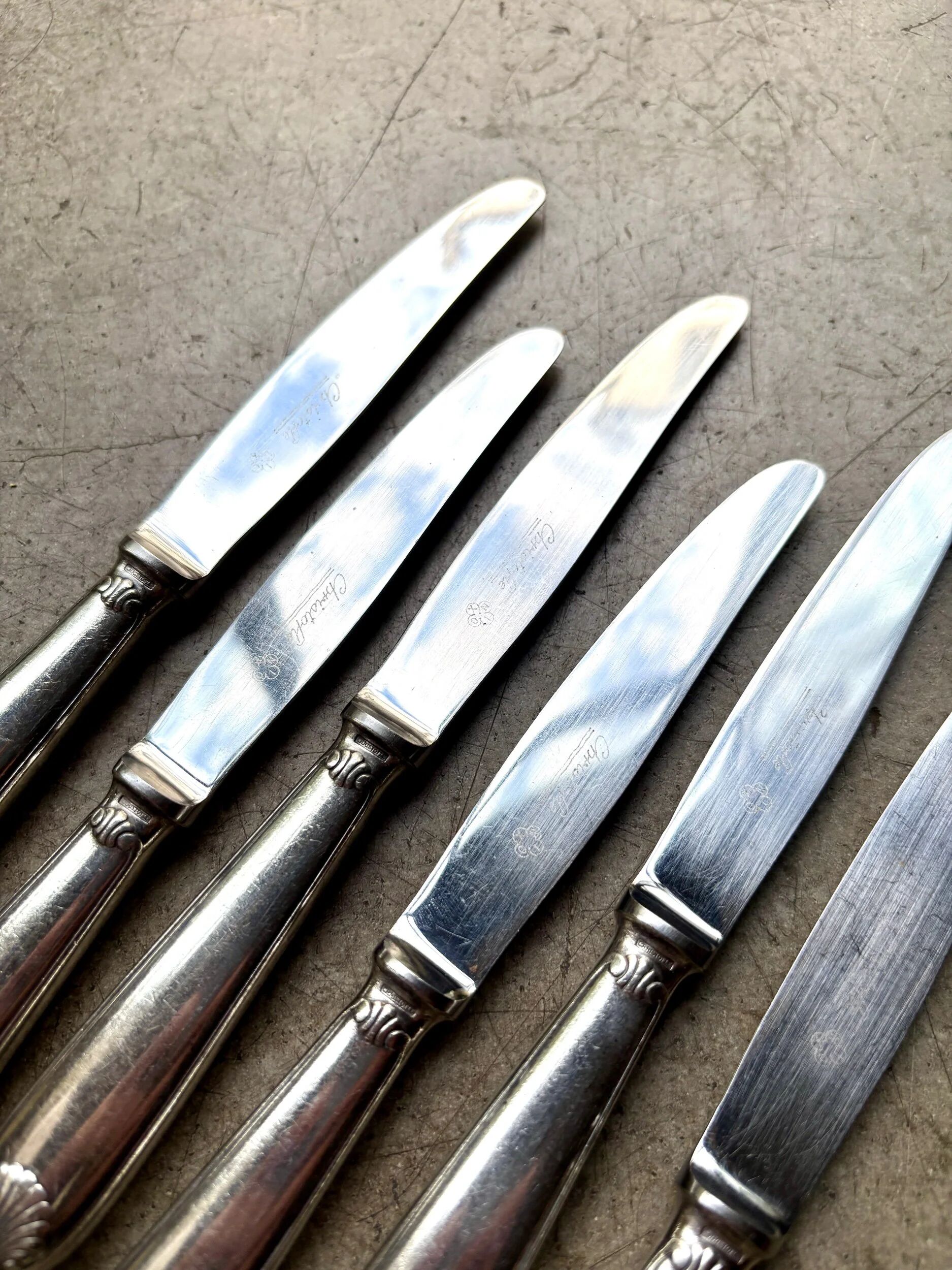 6 dessert knives by Christofle in silver-plated metal, shell decoration.