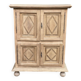 Buffet armoire 4 portes pointe de diamant décapé en chêne clair années 70