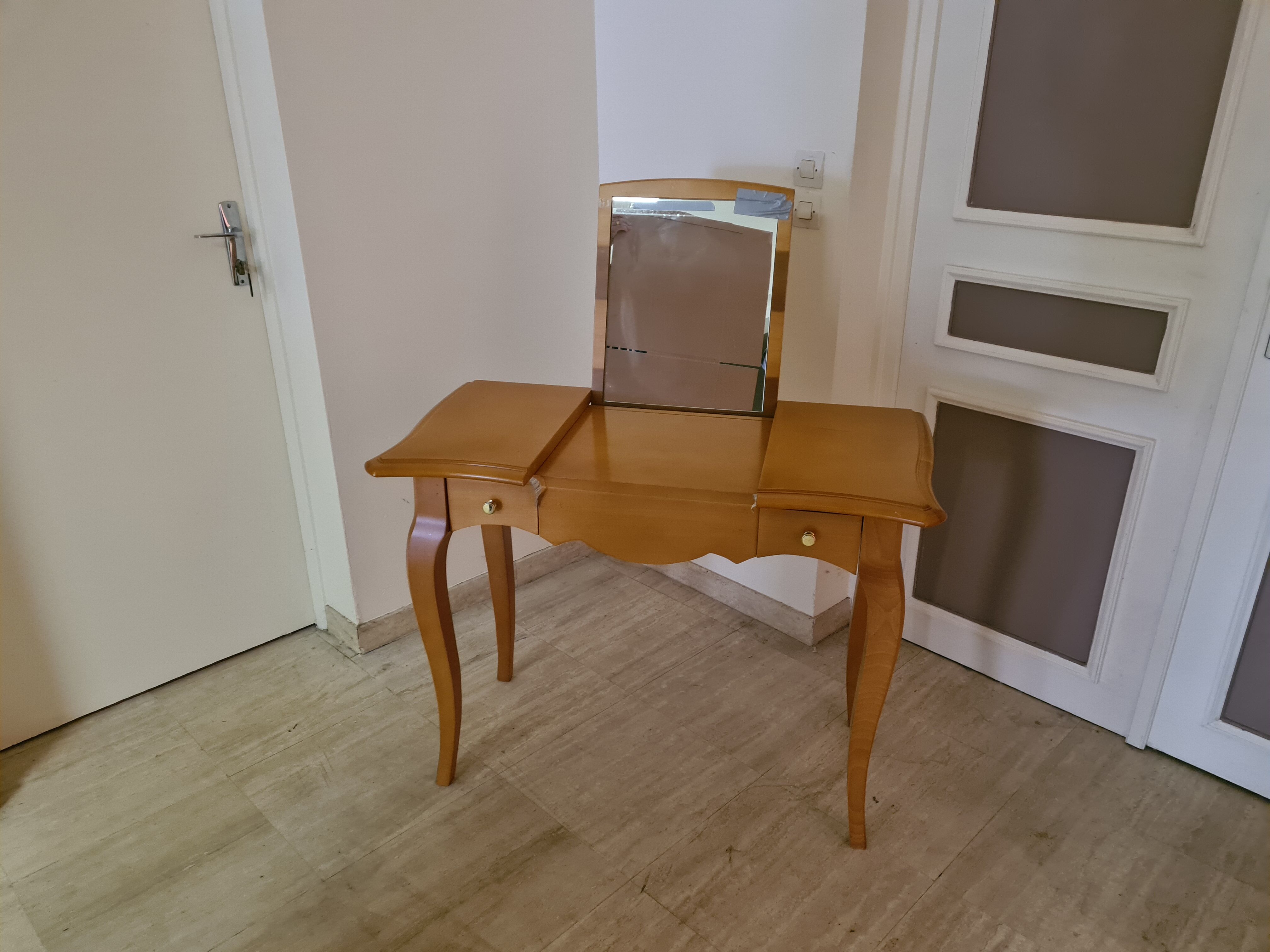 Light wood hairdresser