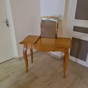Light wood hairdresser