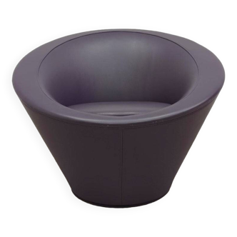 Fauteuil Girola de chez Tacchini en cuir violet