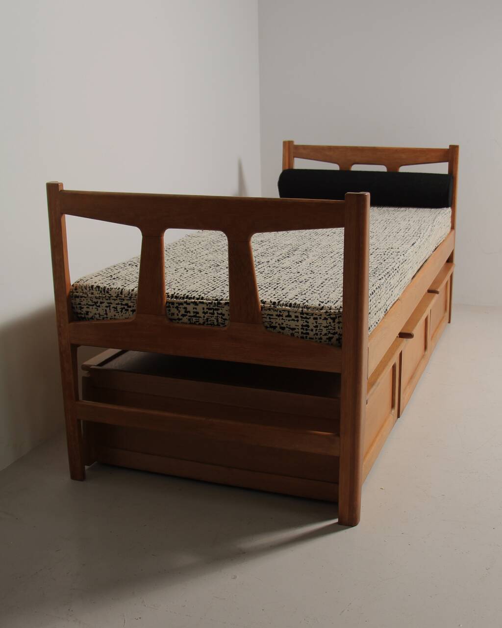 Oak bed with 3 Saint-Sabin chests 1950