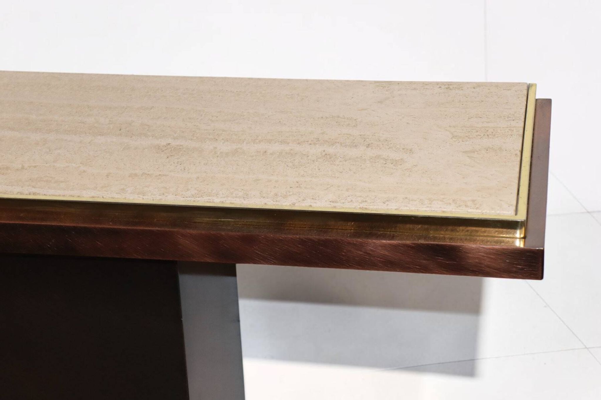Console minimaliste en travertin et métal patiné — années 70