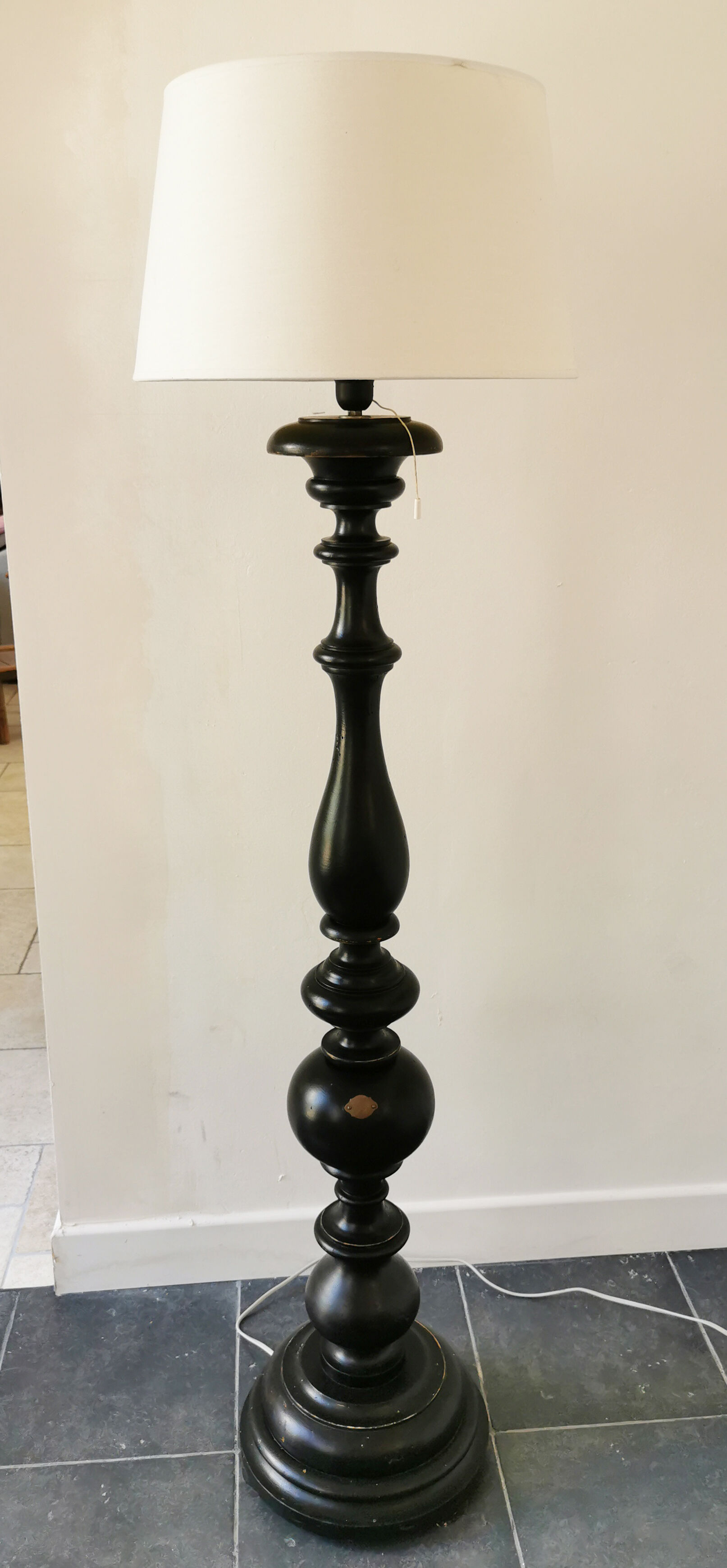 2 solid wooden lampposts