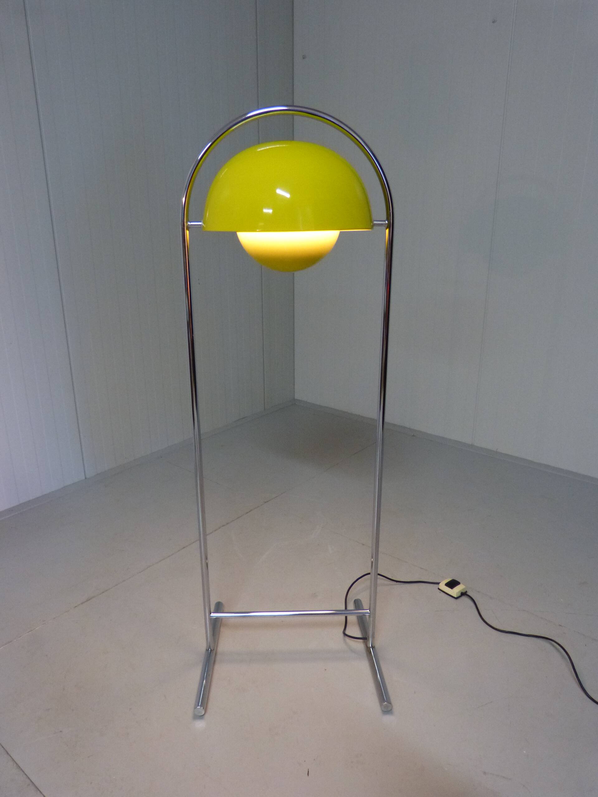 Cosack yellow flowerpot floor lamp 1960-70’s