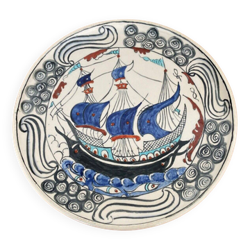 Plat Iznik à décor de caravelle monogramme CB XXe
