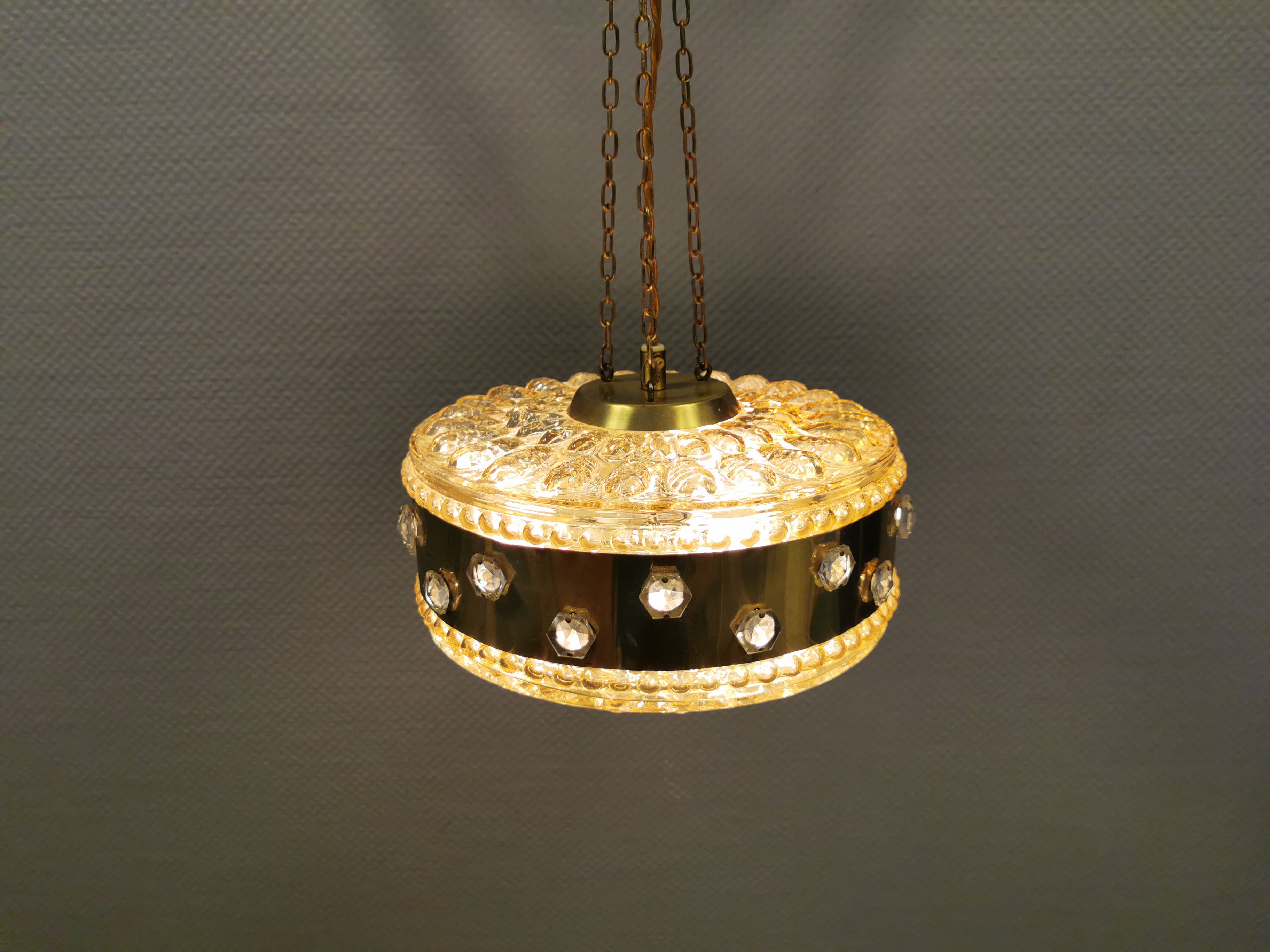 Ceiling-hanging lamp in glass with prisms and metal details
