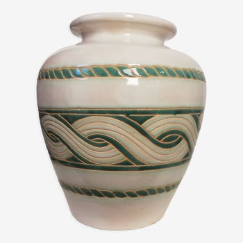 Ceramic vase, twisted pattern