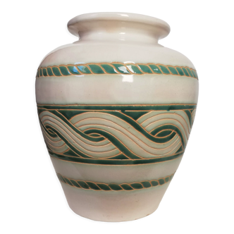 Ceramic vase, twisted pattern
