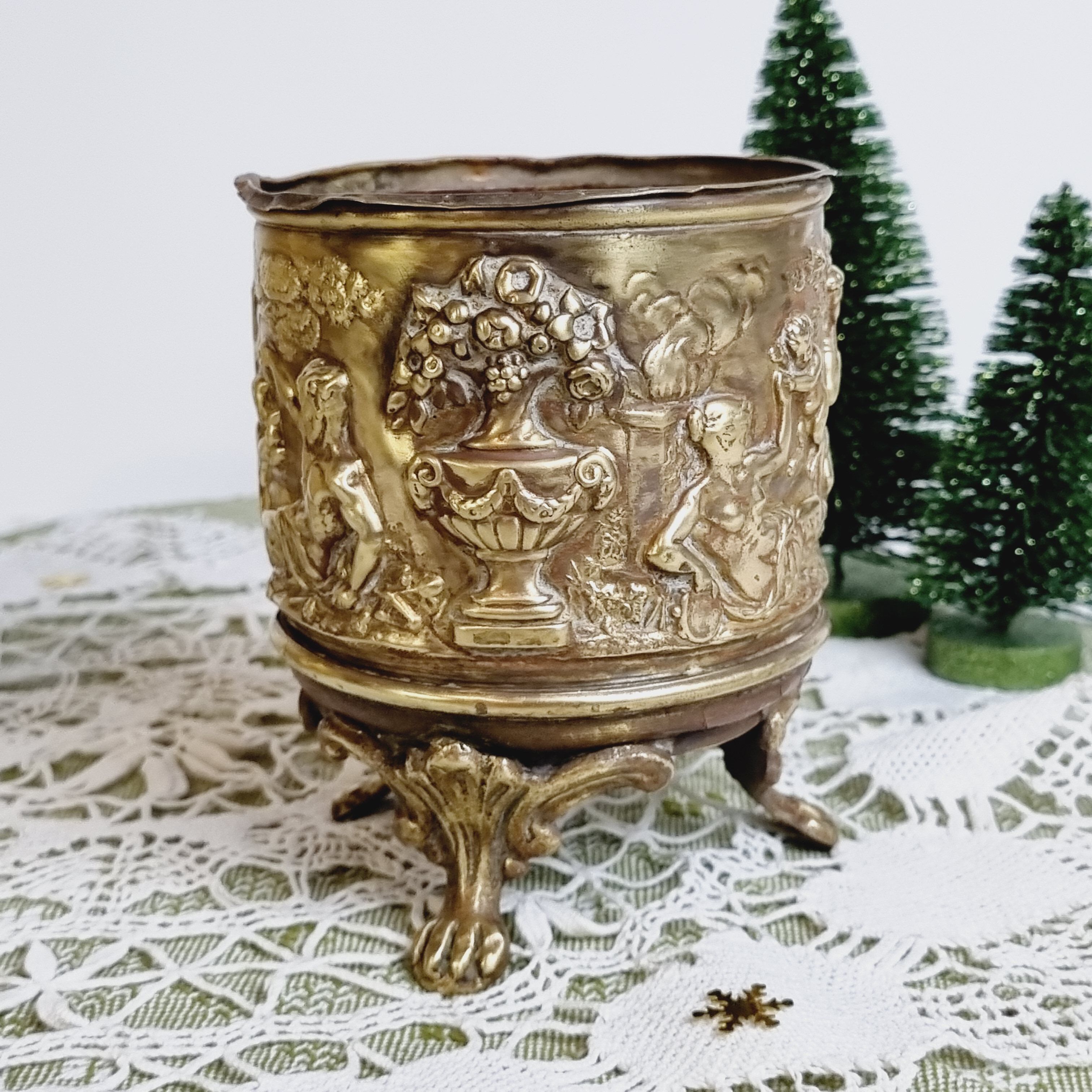 Brass pot repelled Bourdon