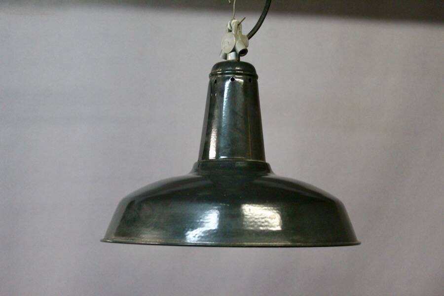 Workshop pendant light in enamelled sheet metal