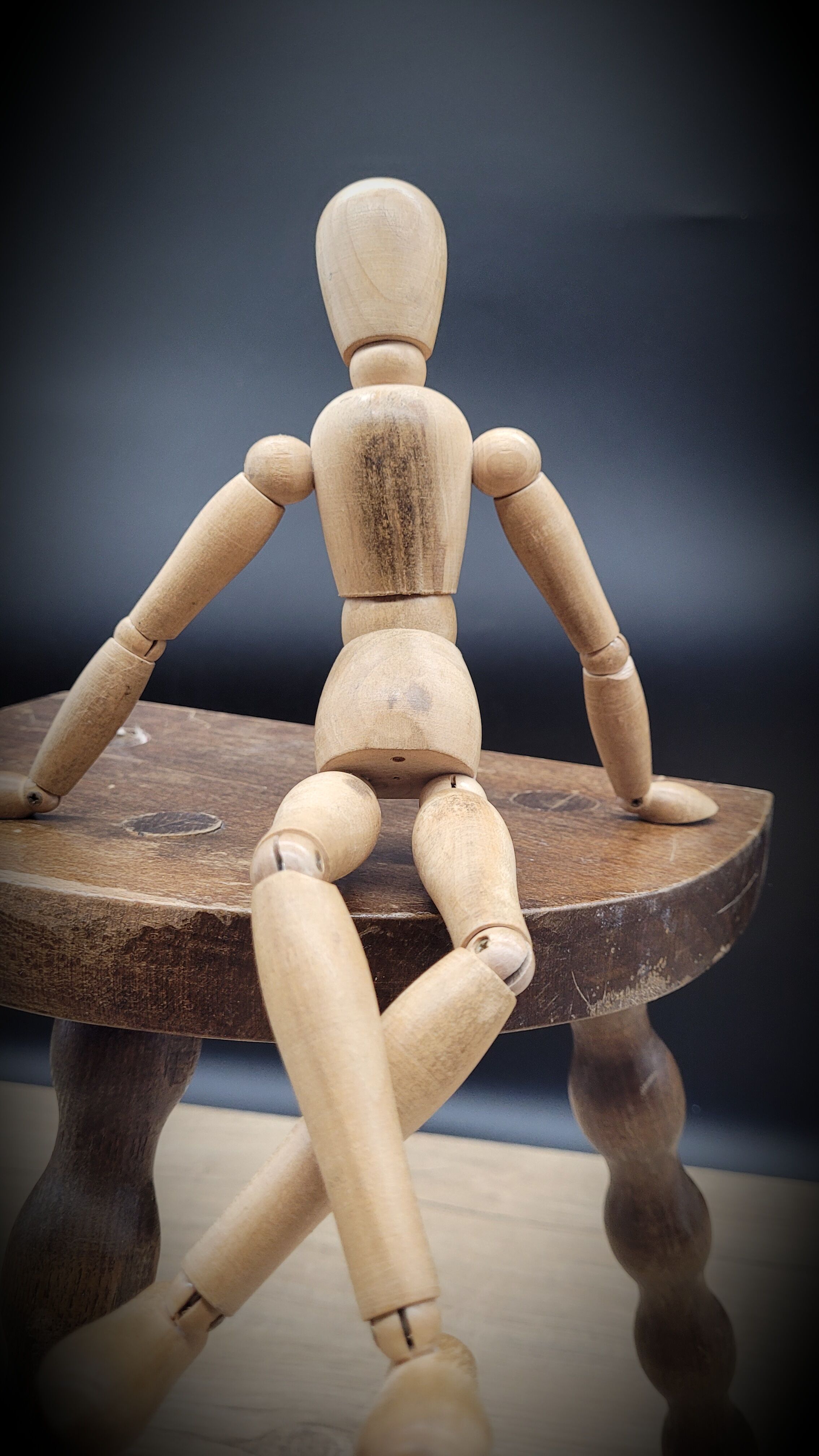 Half-round tripod stool feet balls