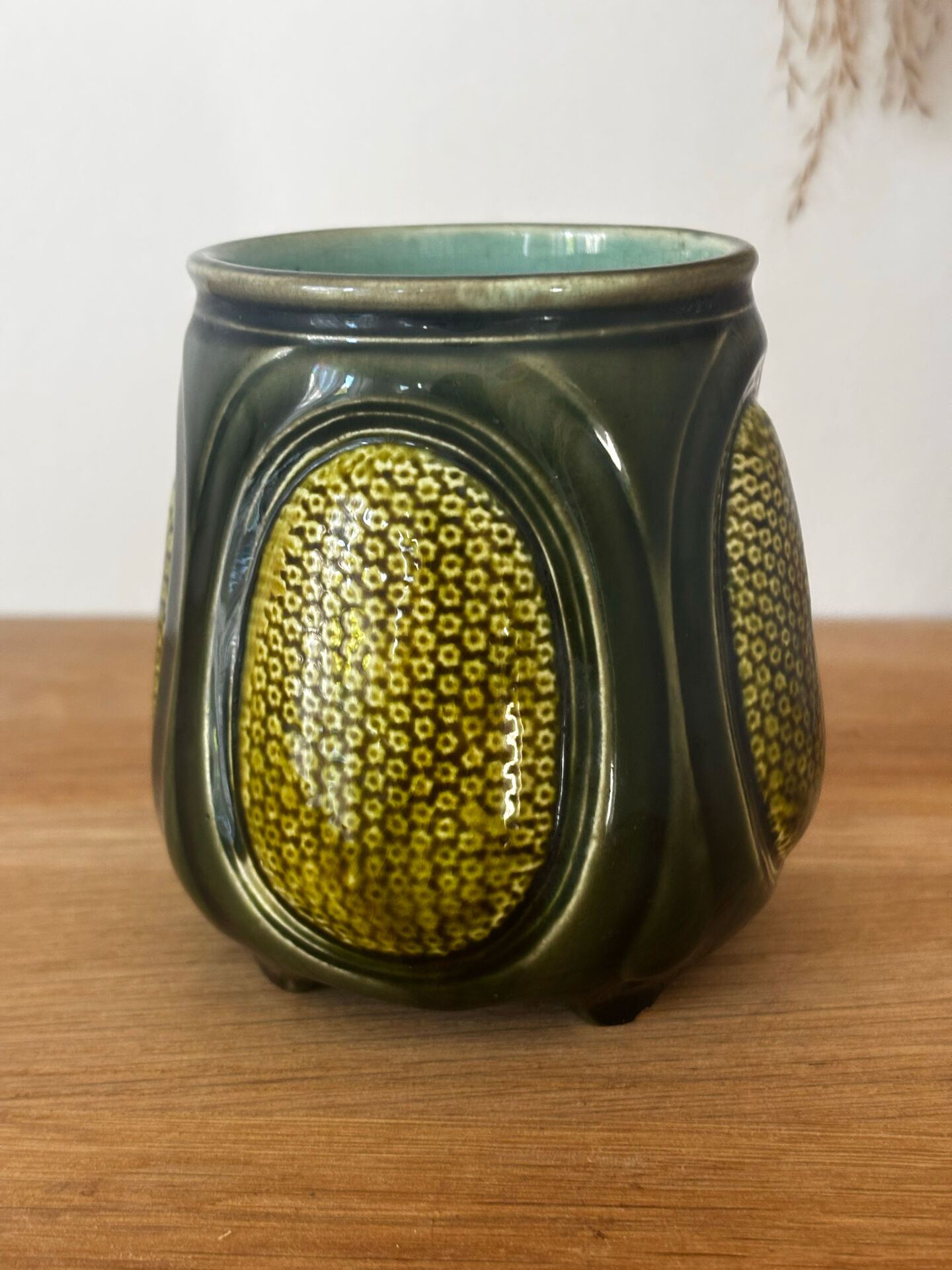 Pot ou cache pot Majolica Sarreguemines barbotine émaillée verte