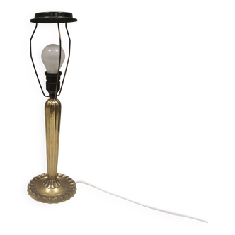 Old table lamp in solid brass with a bakelite socket and shade holder.