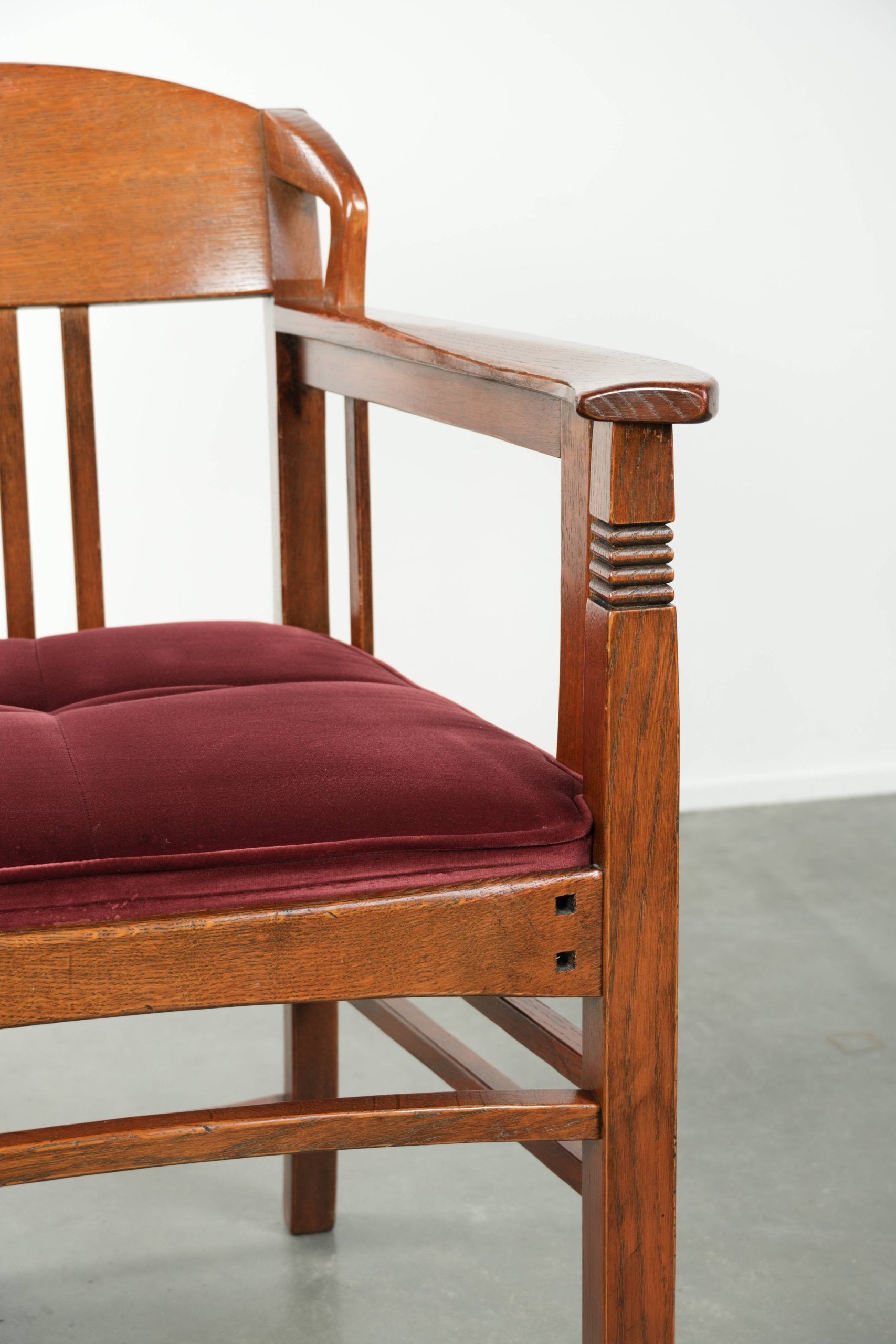 Chaise de salle à manger design Art Nouveau / Jugendstil avec revêtement en tissu rouge.