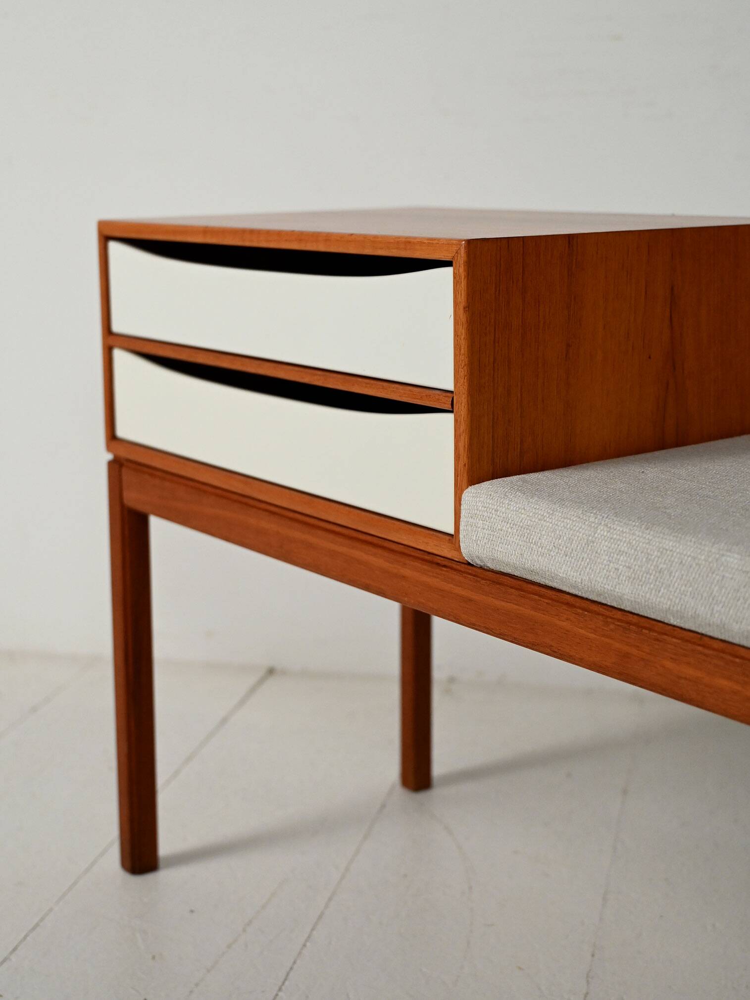 Fauteuil « Gossip », siège scandinave en teck avec tiroirs laqués blancs, années 1950/6