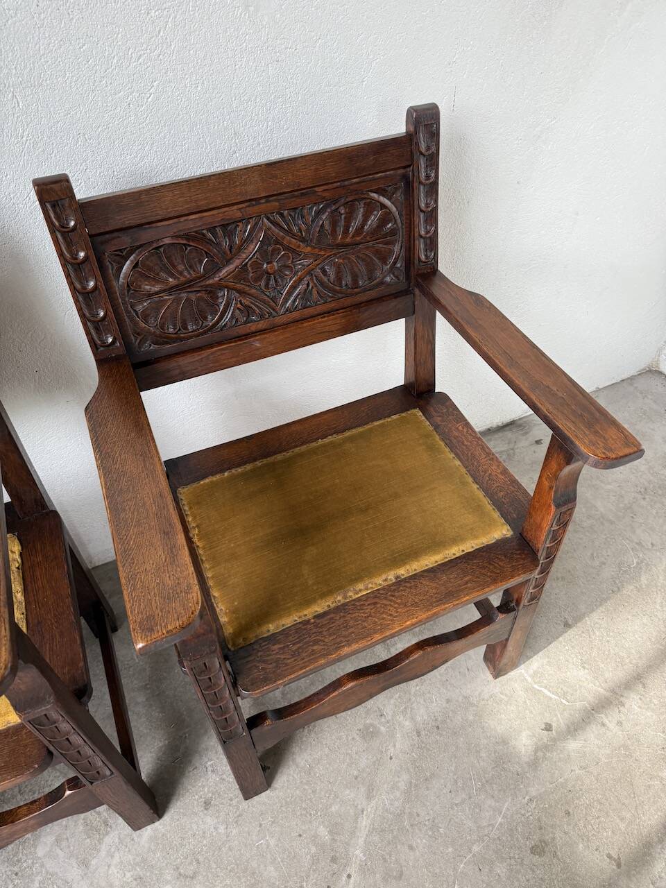 Paire de fauteuils style espagnol bois sculpté 1900