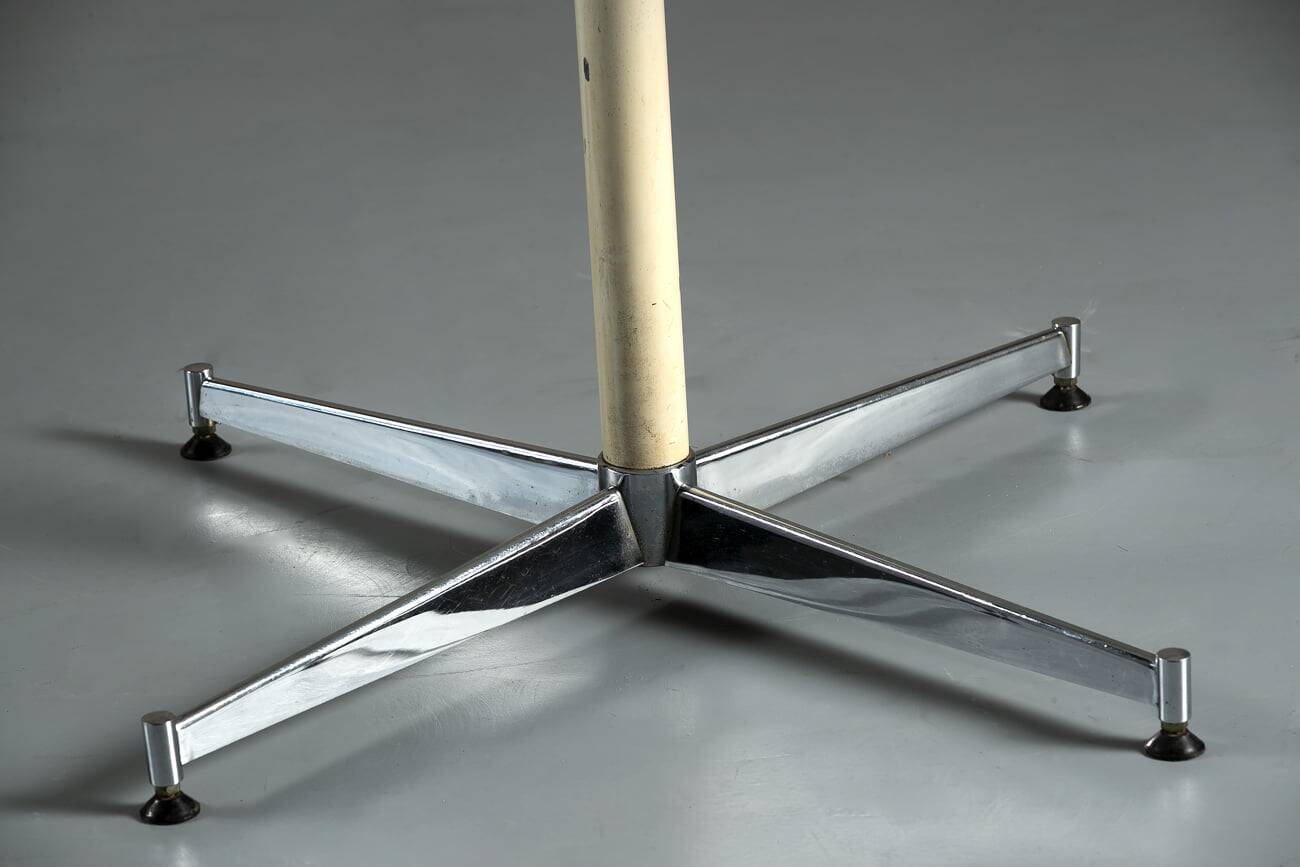 Round adjustable white cocktail/dinner table, Finland, 1960s