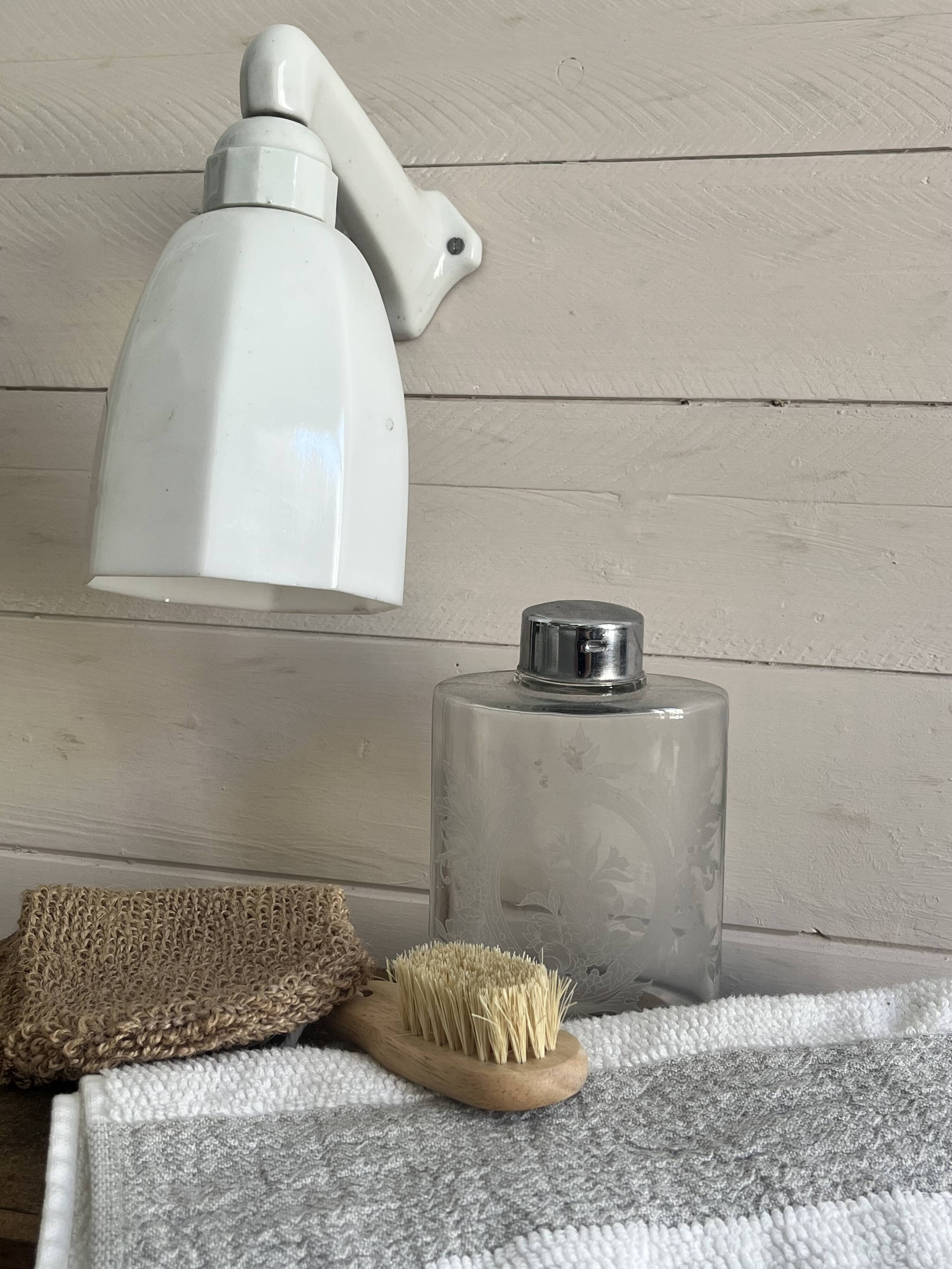 Art Deco wall light in ceramic and opaline.
