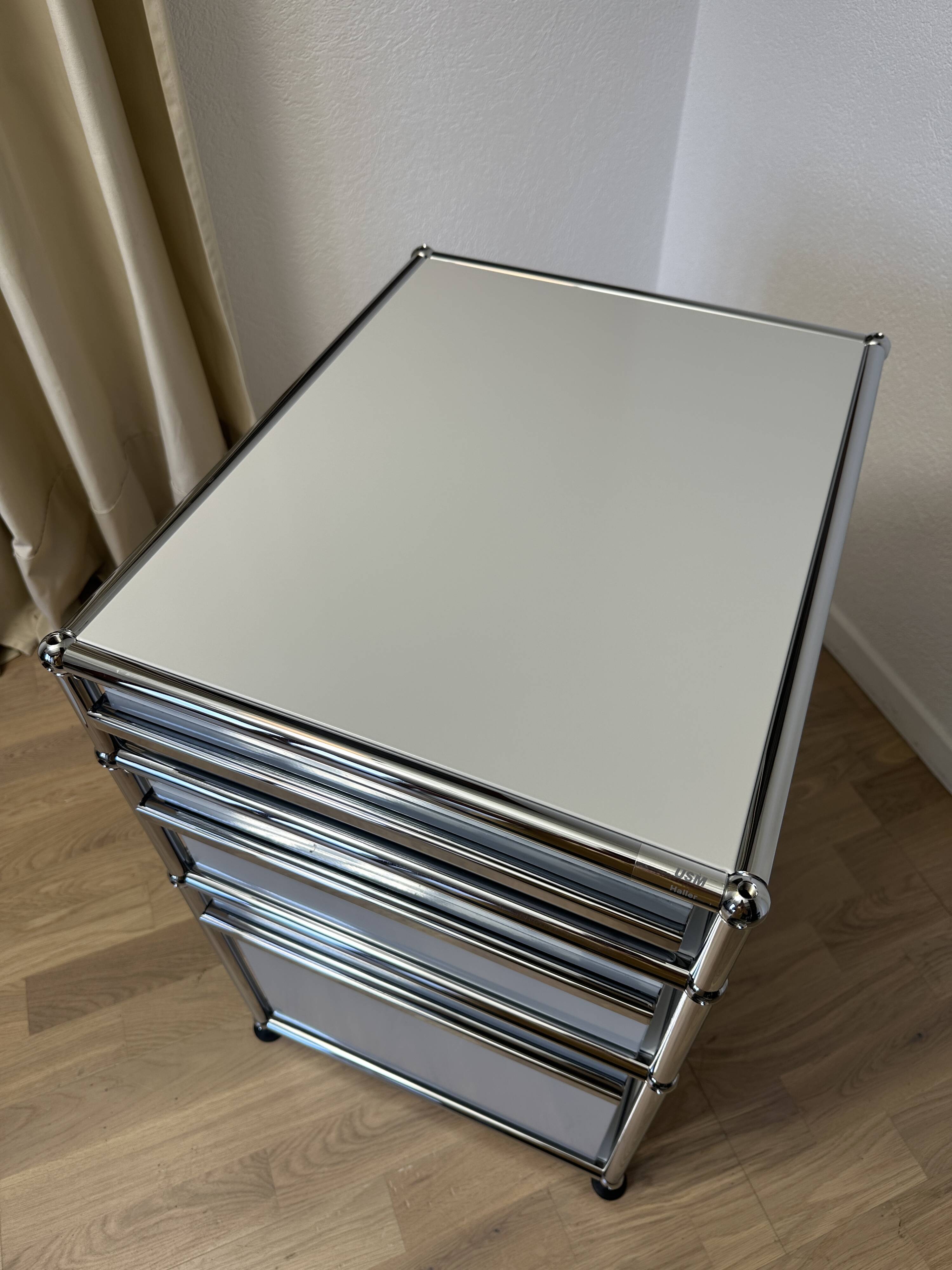 USM Haller pedestal in light grey