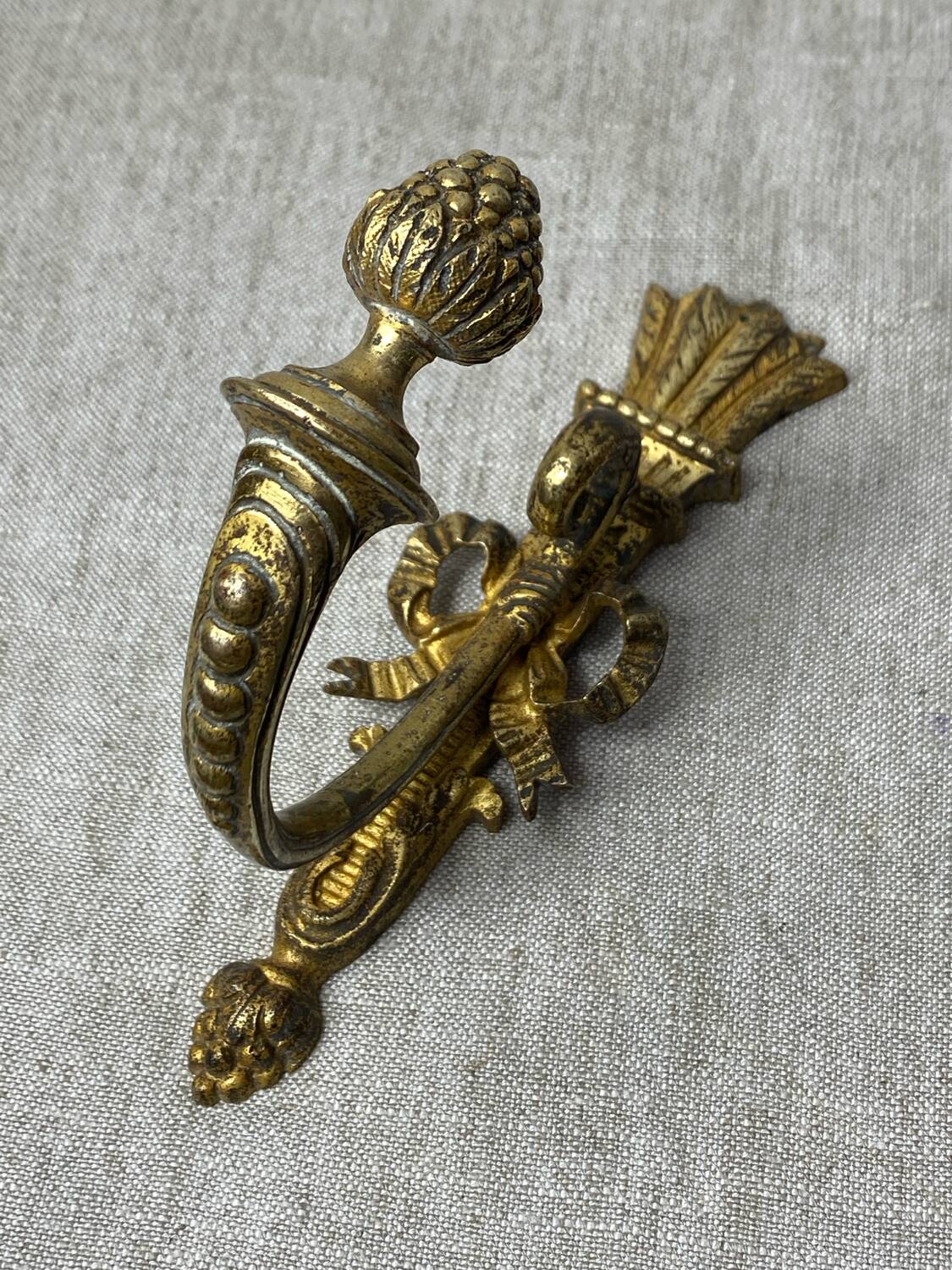 Patère en bronze, décor noeud