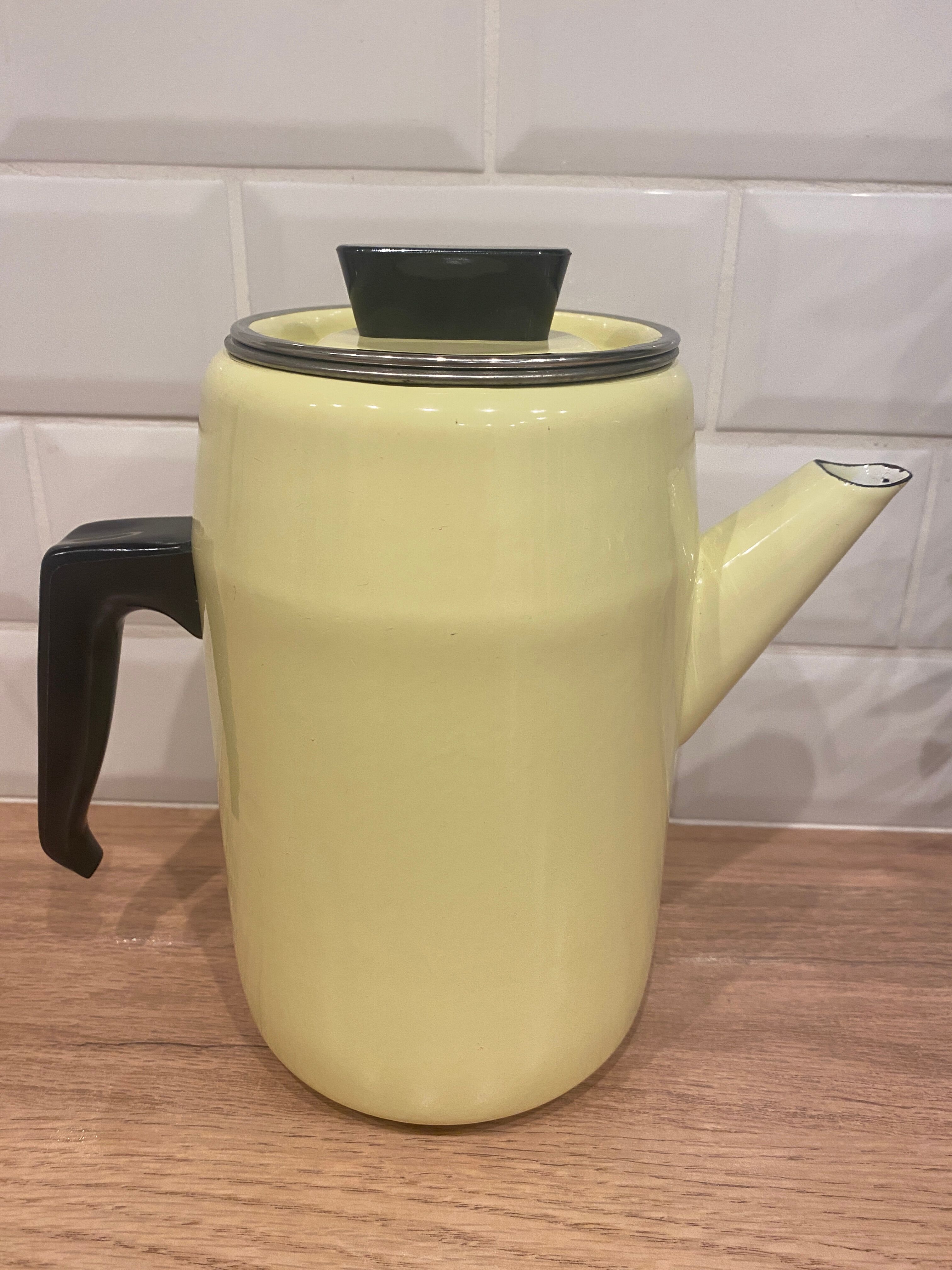 Cafetière en tôle émaillée jaune
