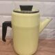 Cafetière en tôle émaillée jaune