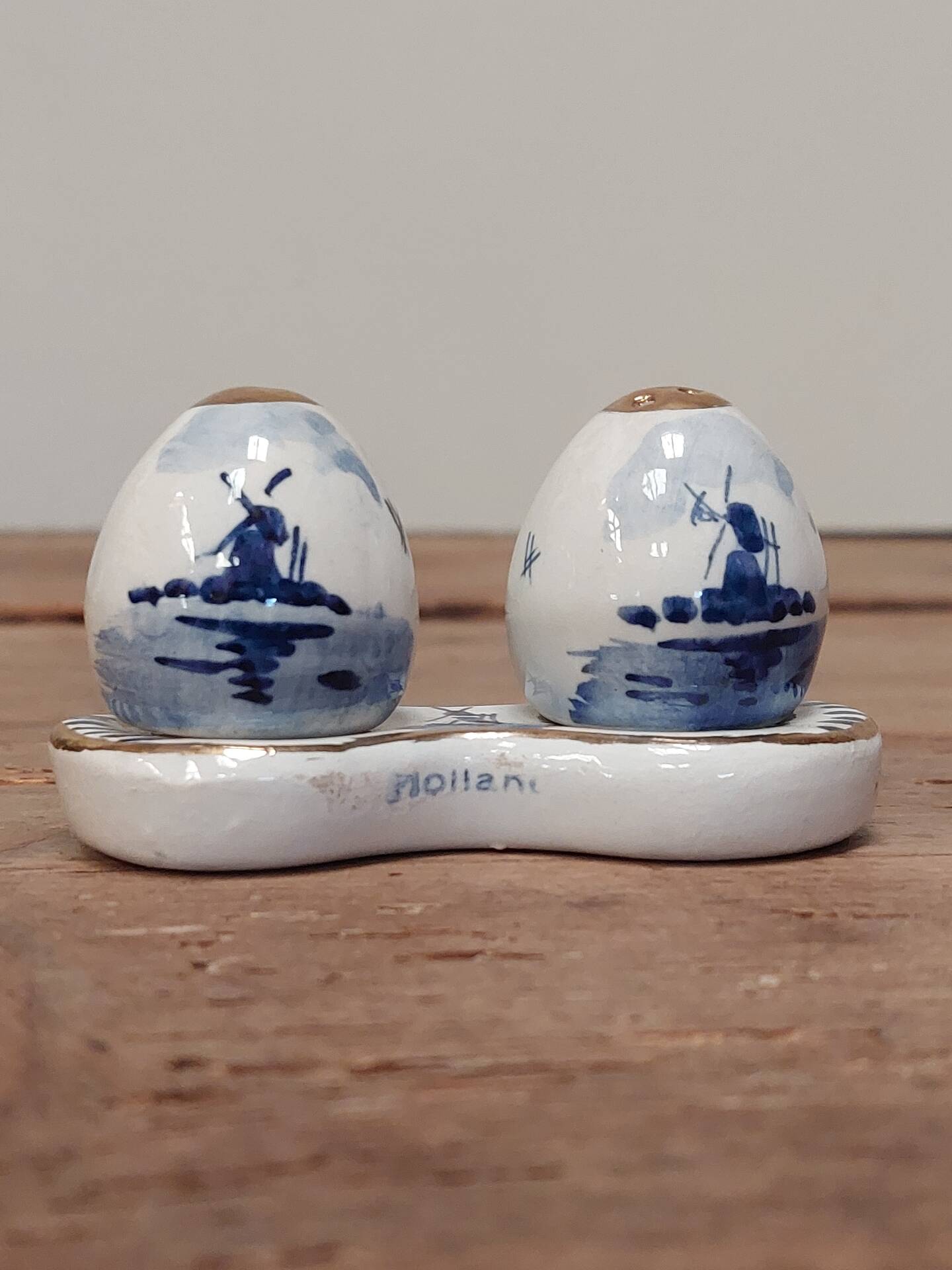 Salt and pepper shaker in Delftware pottery.