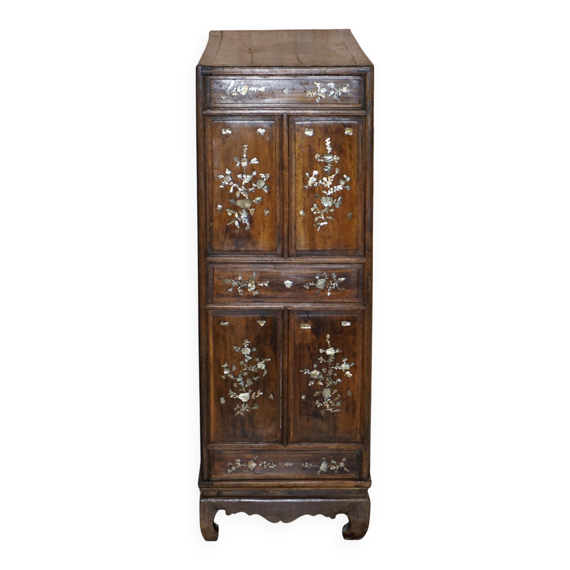 19th-century Chinese cabinet inlaid with mother-of-pearl