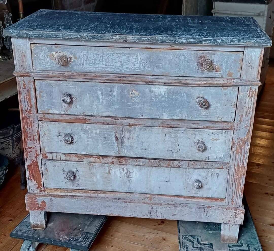 Distressed chest of drawers